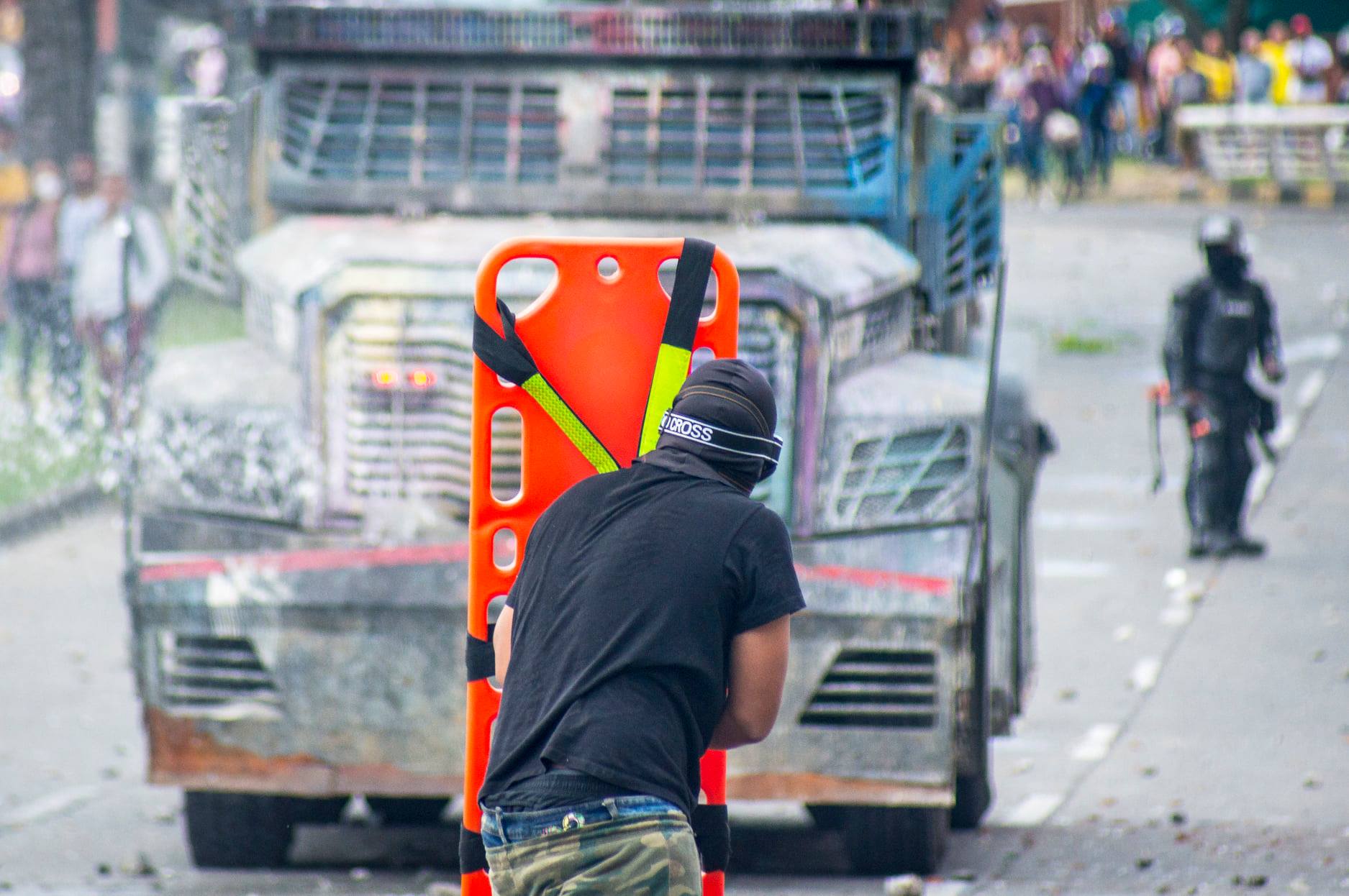 Puede ser una imagen de una o varias personas, personas de pie y al aire libre