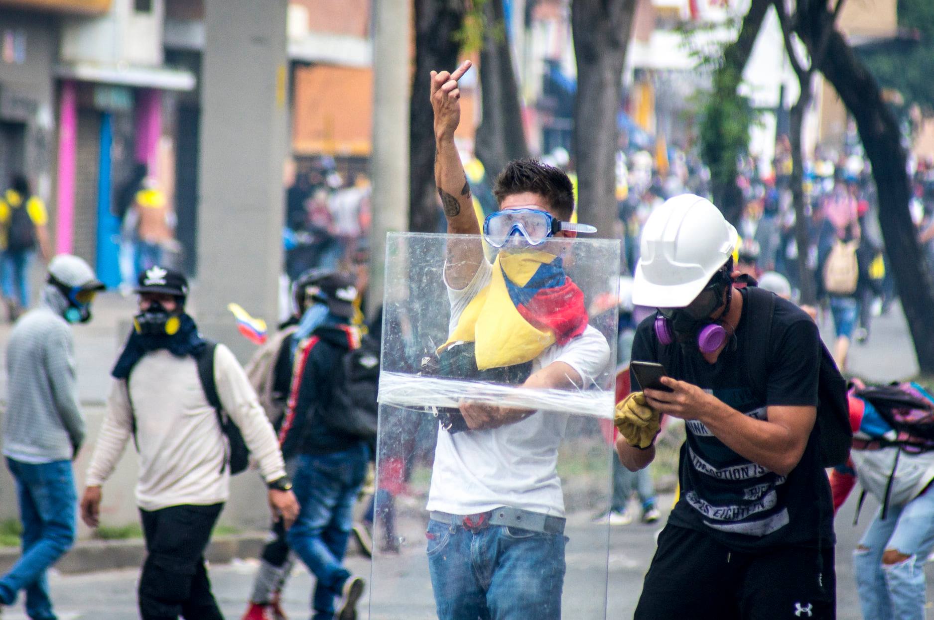 Puede ser una imagen de una o varias personas, personas caminando, personas de pie y calle