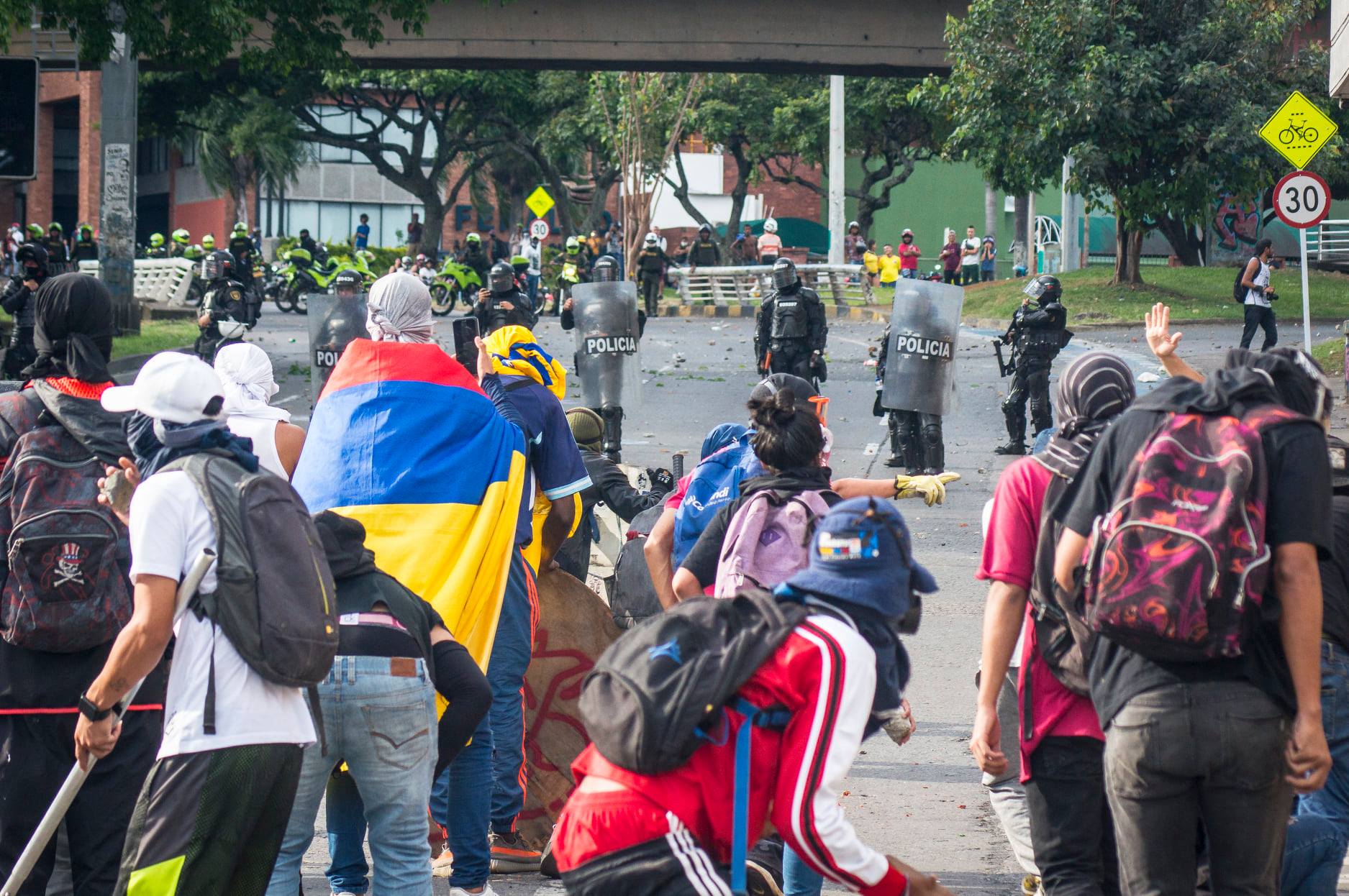 Puede ser una imagen de una o varias personas, personas de pie, personas caminando, moto, calle, multitud, carretera y texto que dice "50 POLICIA POLICIA ICIA POLI"