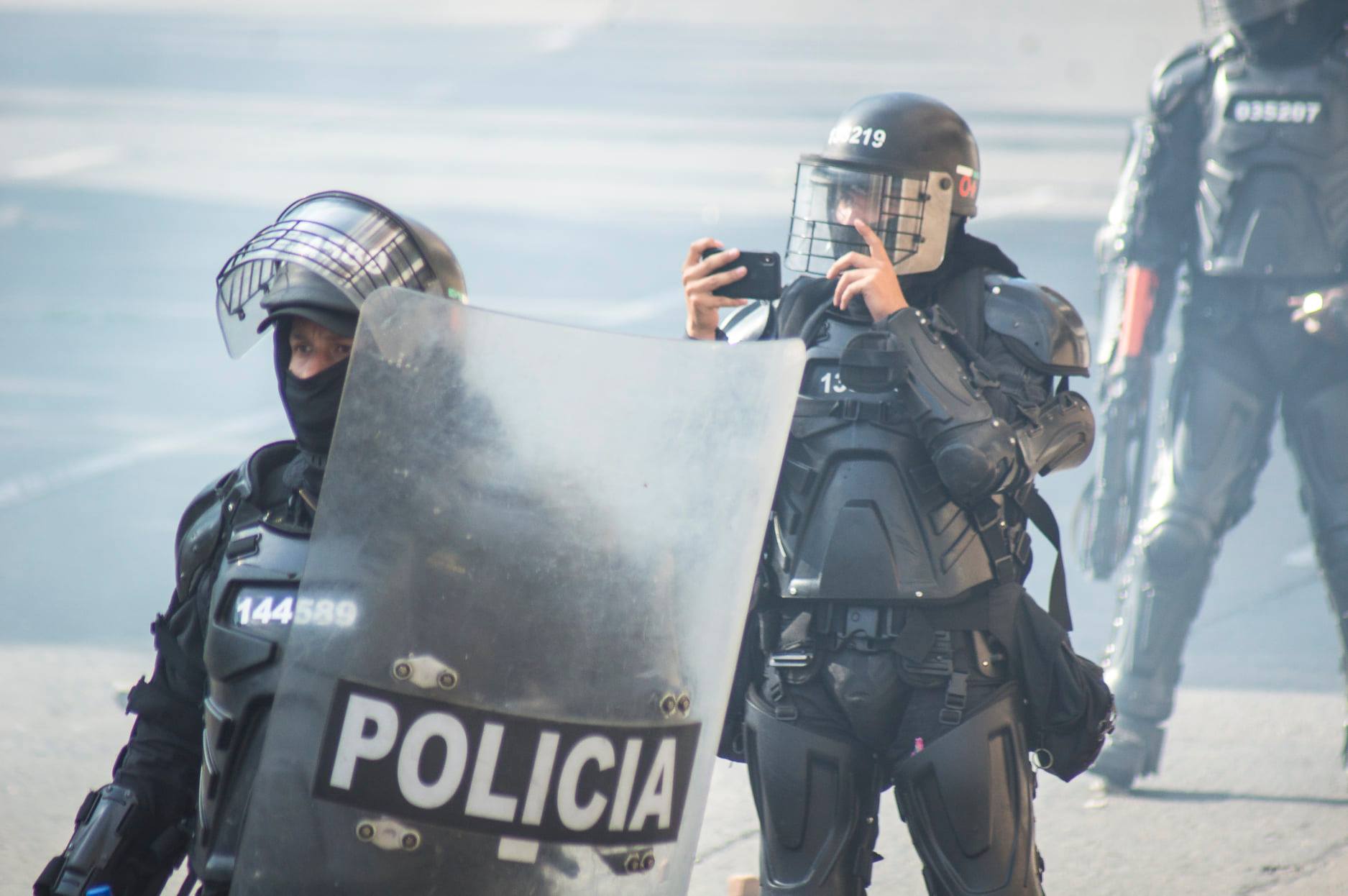 Puede ser una imagen de 1 persona, al aire libre y texto que dice "219 038207 144589 POLICIA"