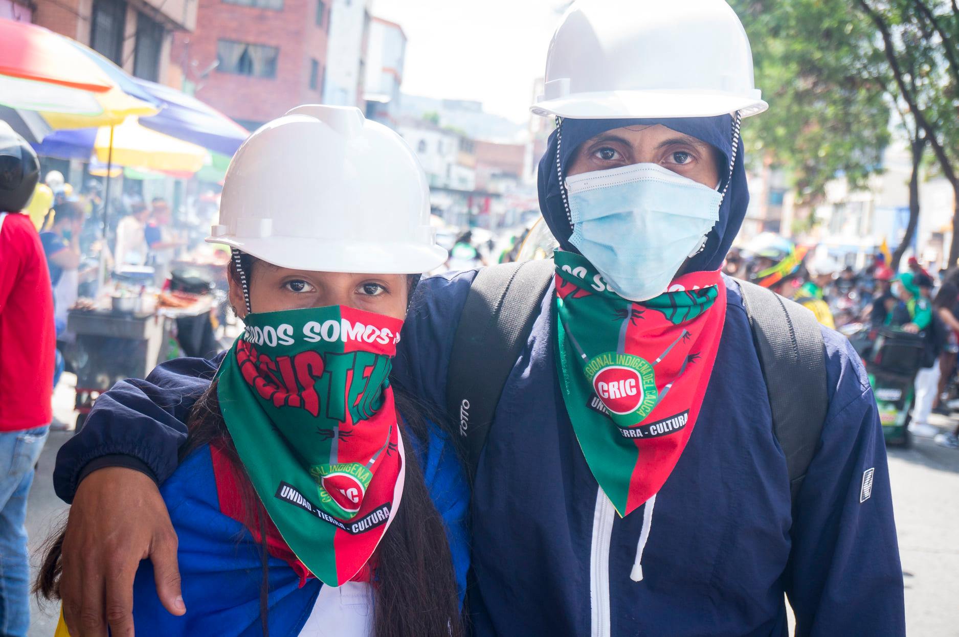 Puede ser una imagen de 2 personas, personas de pie y al aire libre