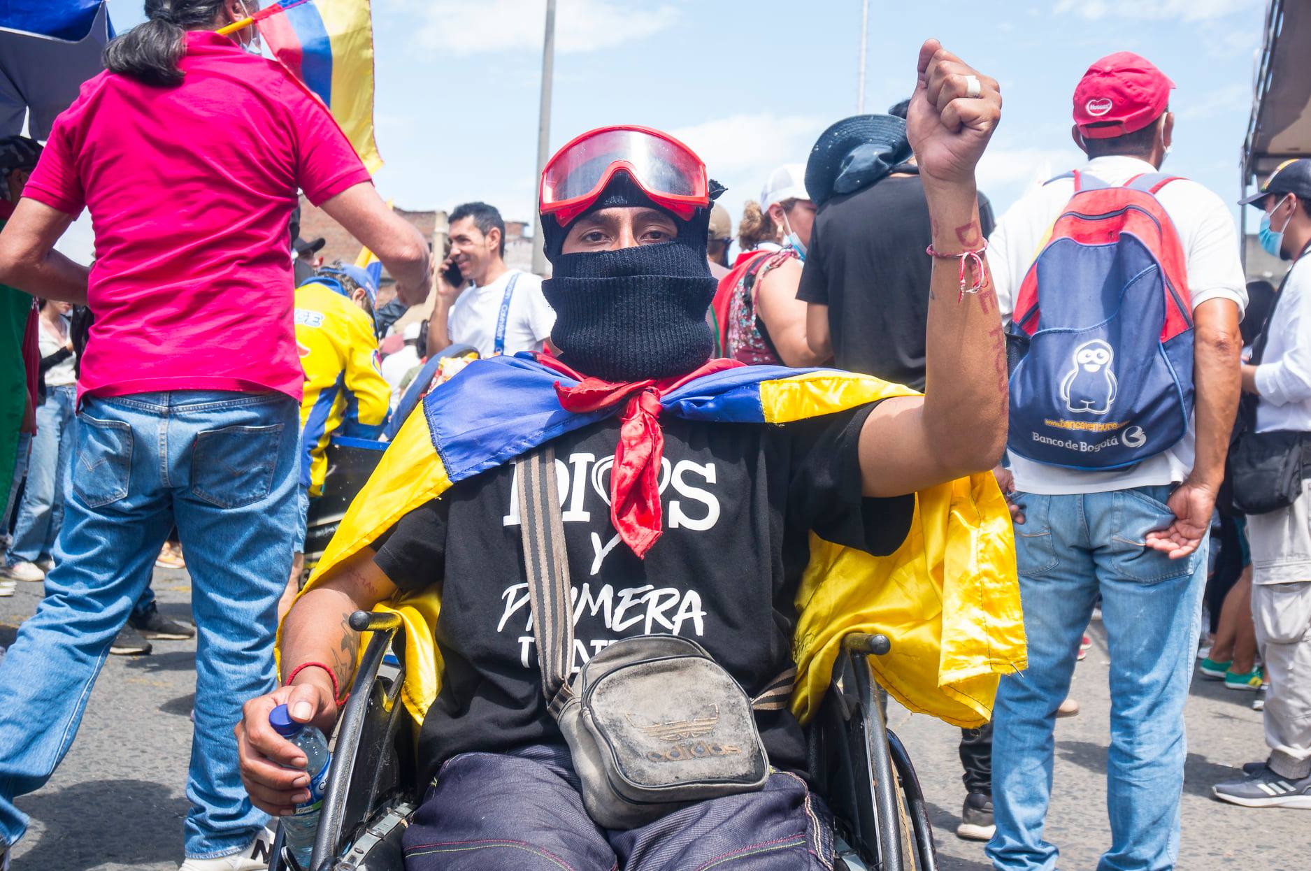 Puede ser una imagen de 3 personas, personas sentadas, personas de pie y al aire libre