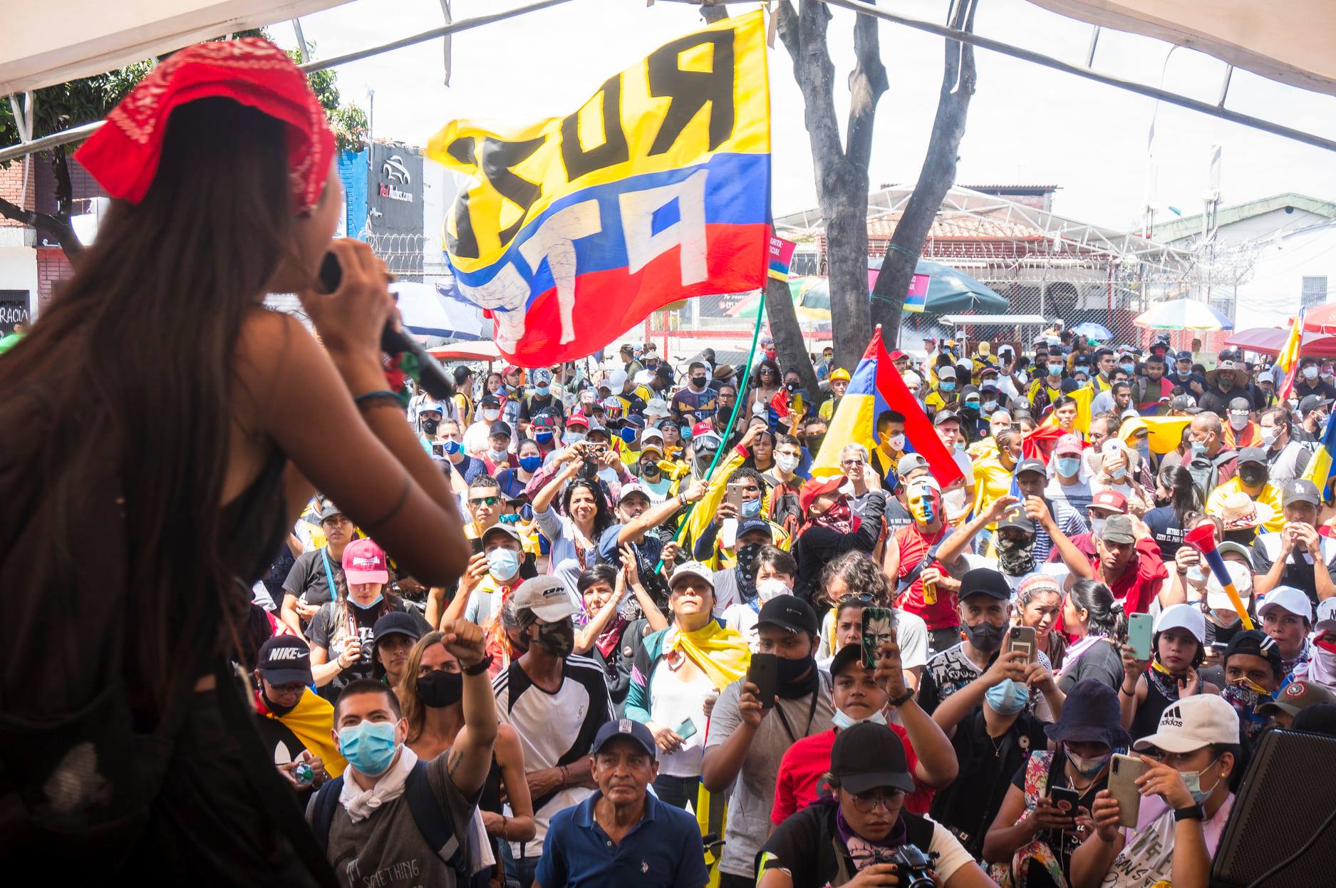 Puede ser una imagen de 9 personas, personas de pie, al aire libre y multitud