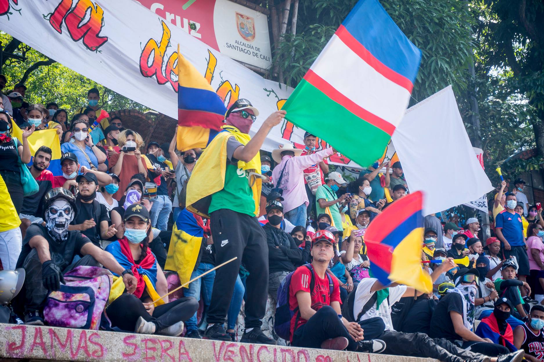 Puede ser una imagen de 8 personas, personas de pie y al aire libre