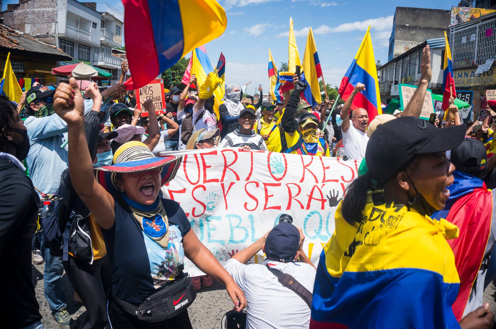 Puede ser una imagen de 3 personas, personas de pie y al aire libre