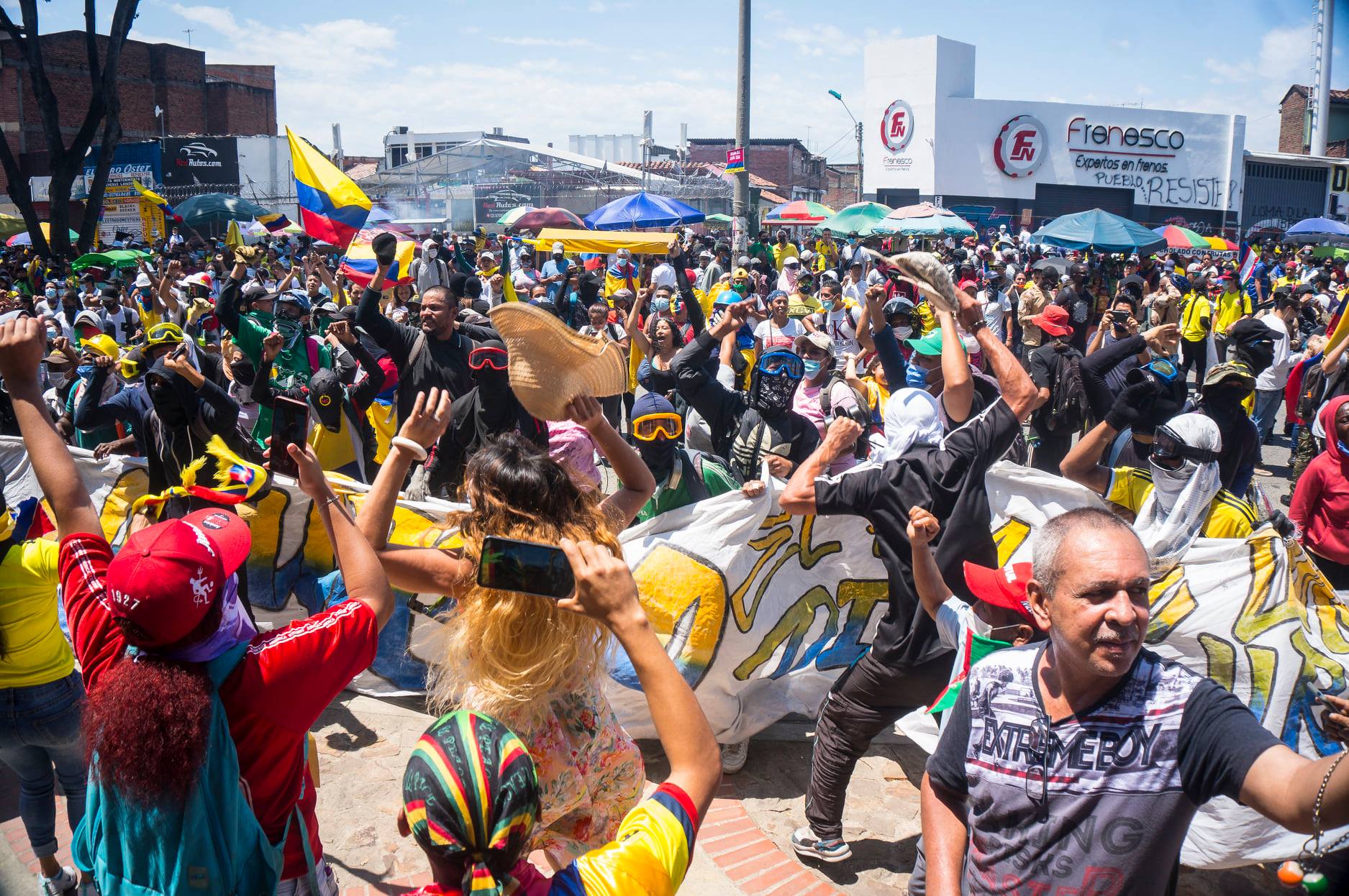 Puede ser una imagen de 1 persona, caminando, de pie, multitud y al aire libre
