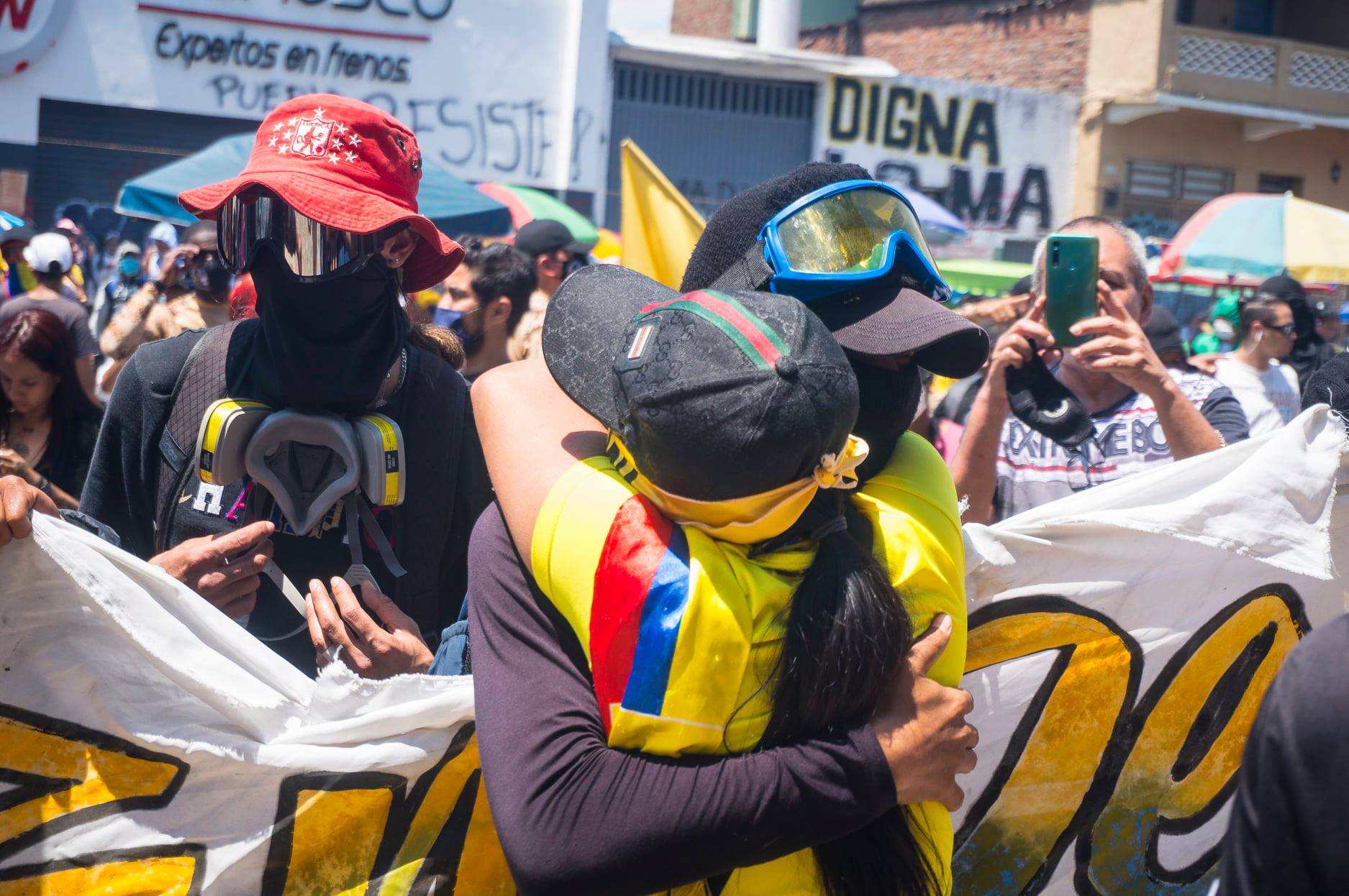 Puede ser una imagen de 1 persona, de pie y al aire libre