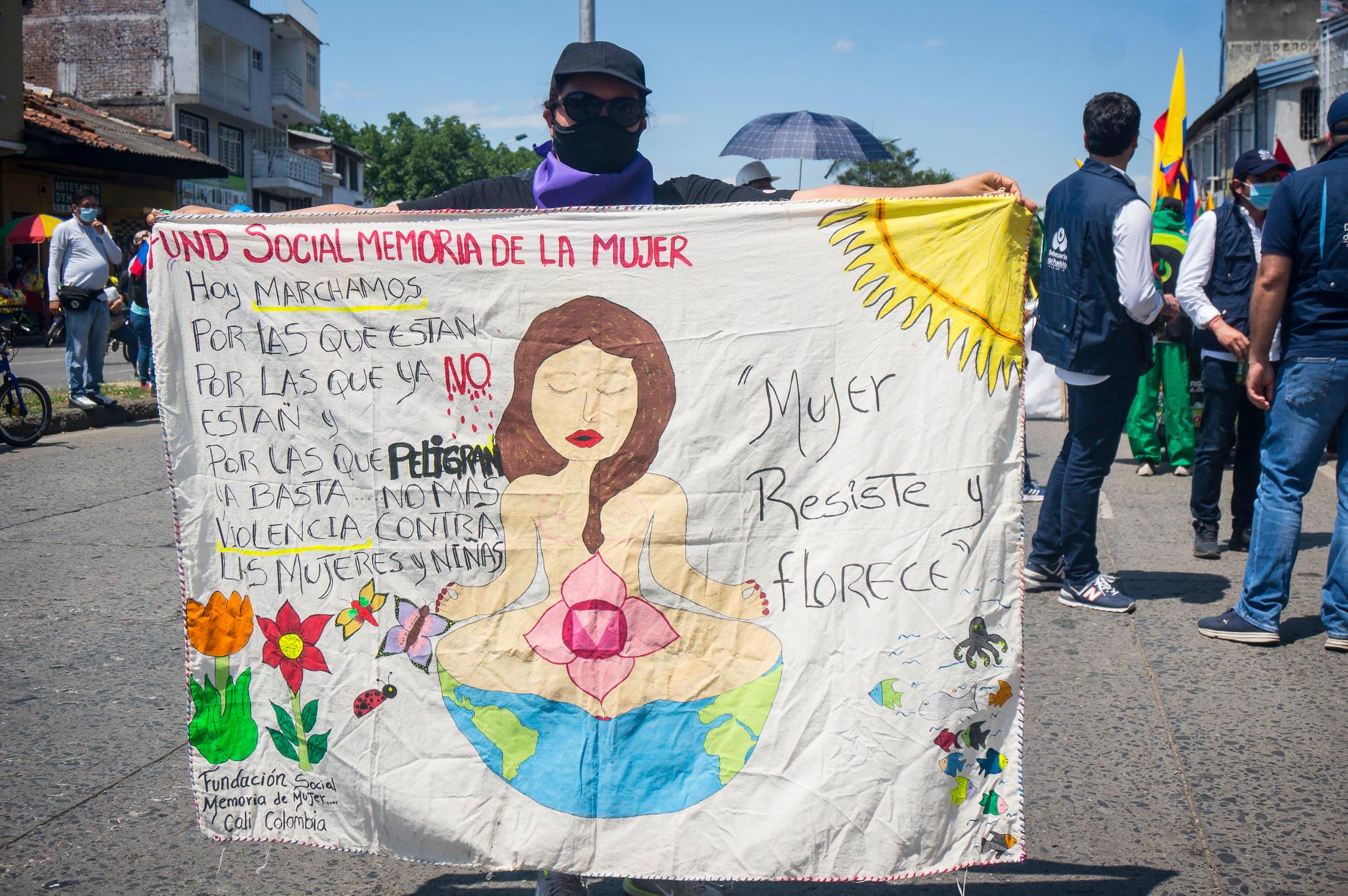 Puede ser una imagen de una o varias personas, personas de pie y al aire libre