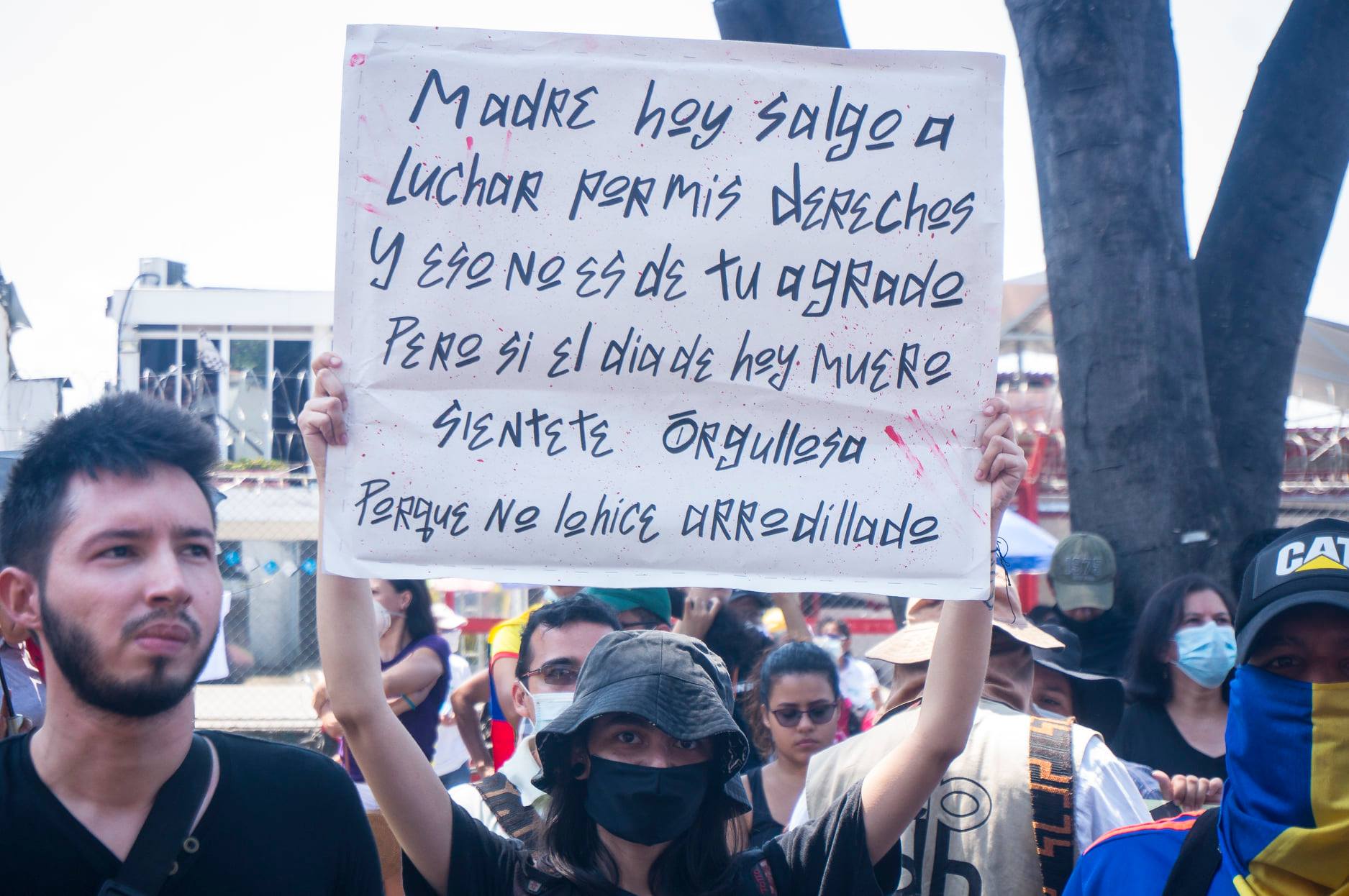 Puede ser una imagen de 2 personas, personas de pie y al aire libre