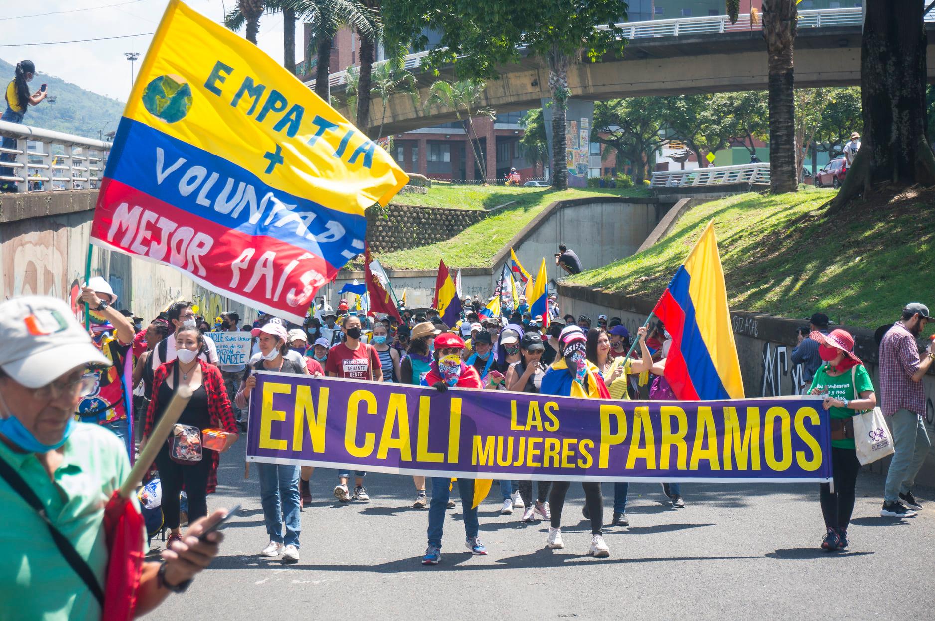 Puede ser una imagen de 2 personas, personas de pie y al aire libre