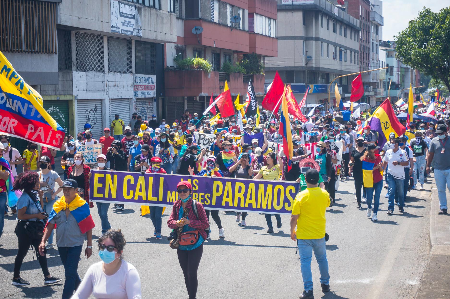 Puede ser una imagen de una o varias personas, personas de pie y al aire libre