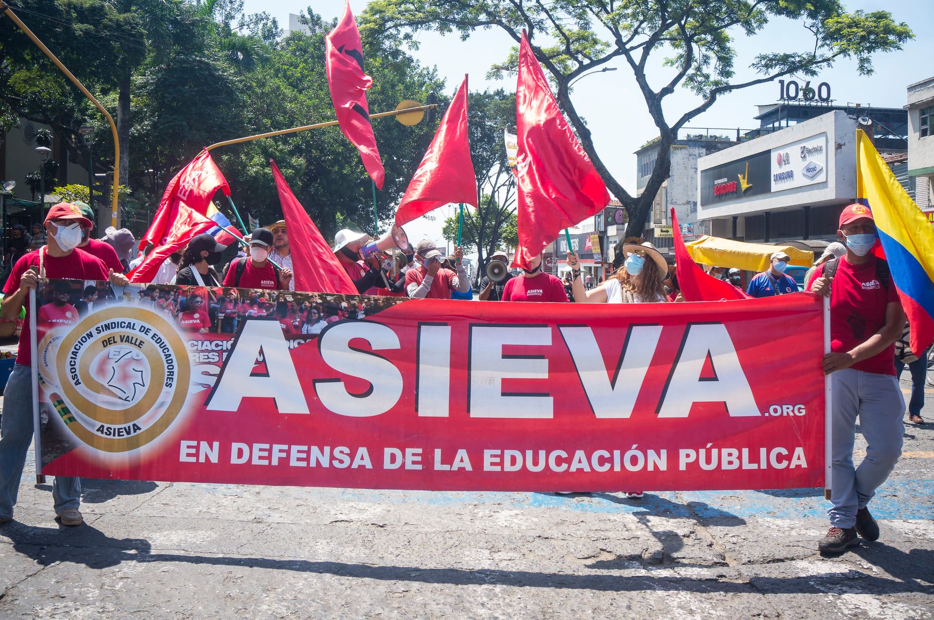 Puede ser una imagen de de pie y al aire libre