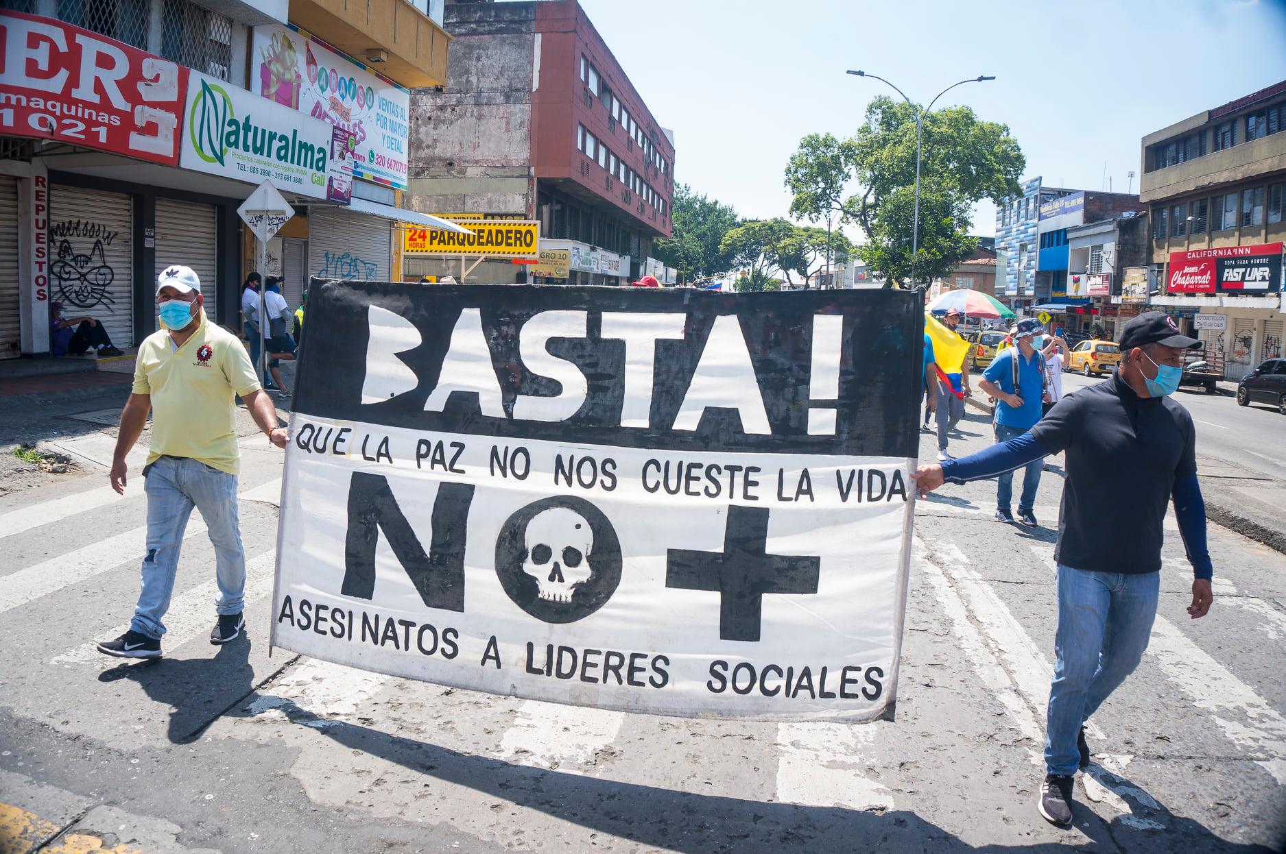 Puede ser una imagen de una o varias personas, personas de pie y al aire libre