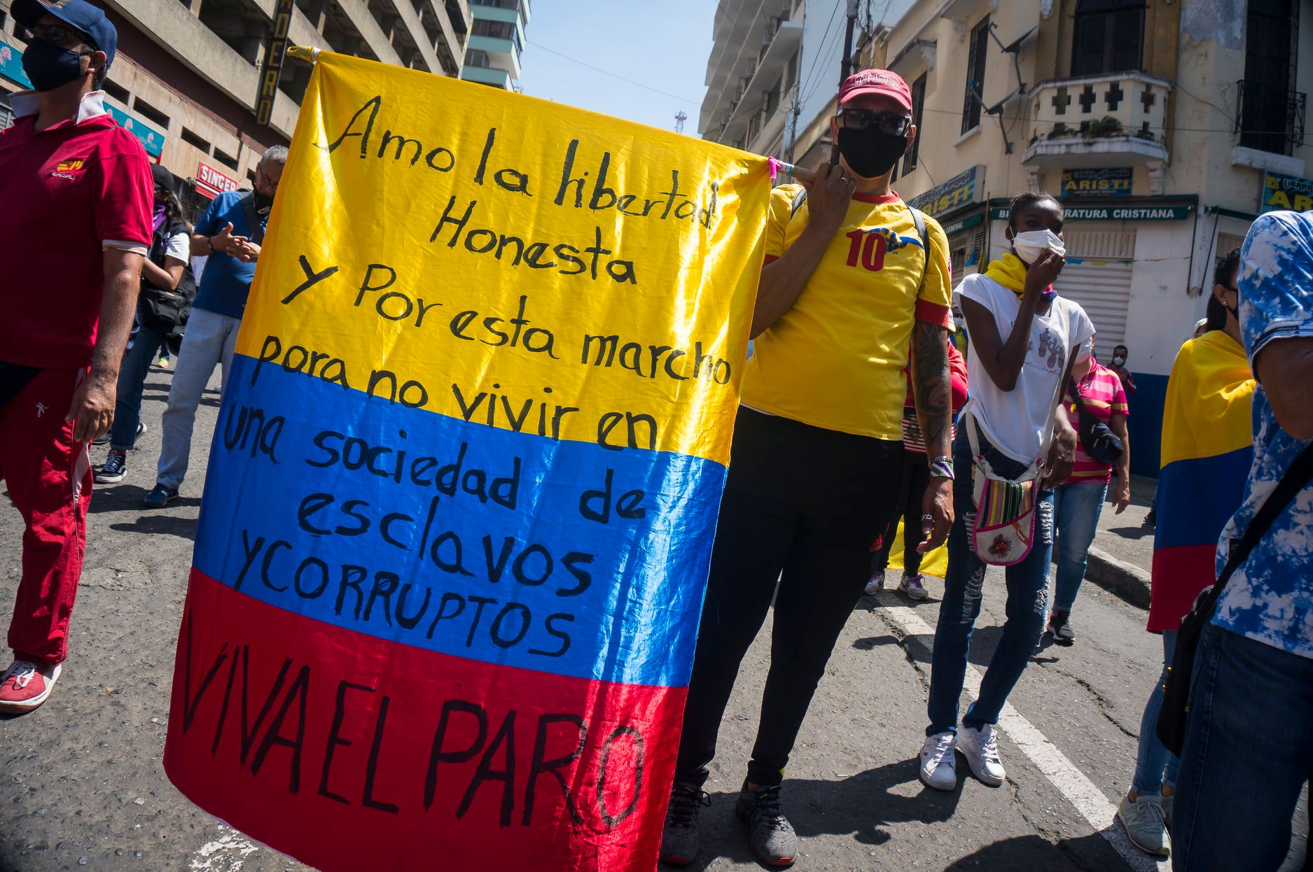 Puede ser una imagen de una o varias personas, personas de pie y al aire libre