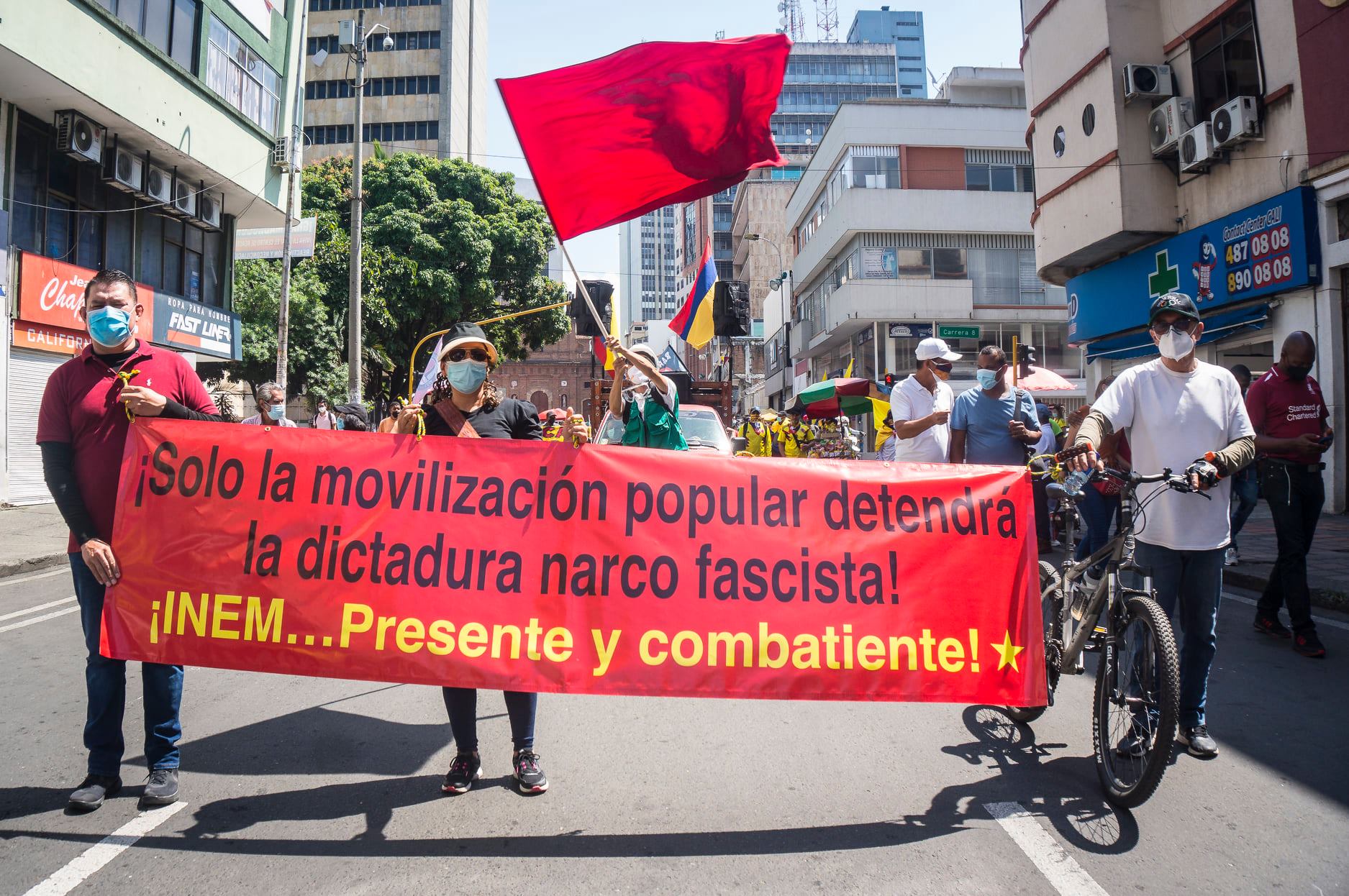 Puede ser una imagen de una o varias personas y carretera