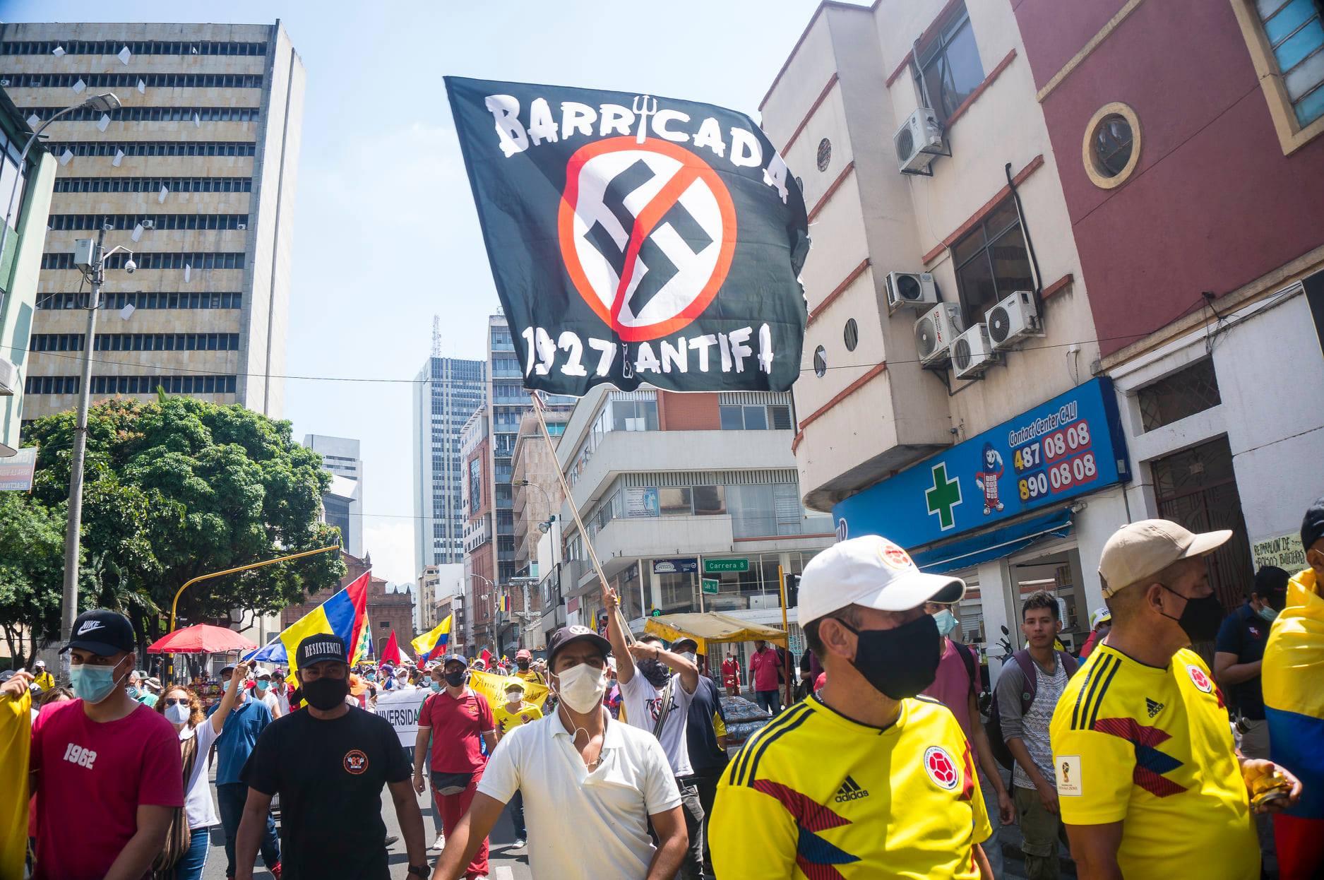 Puede ser una imagen de 2 personas, personas de pie, multitud y al aire libre