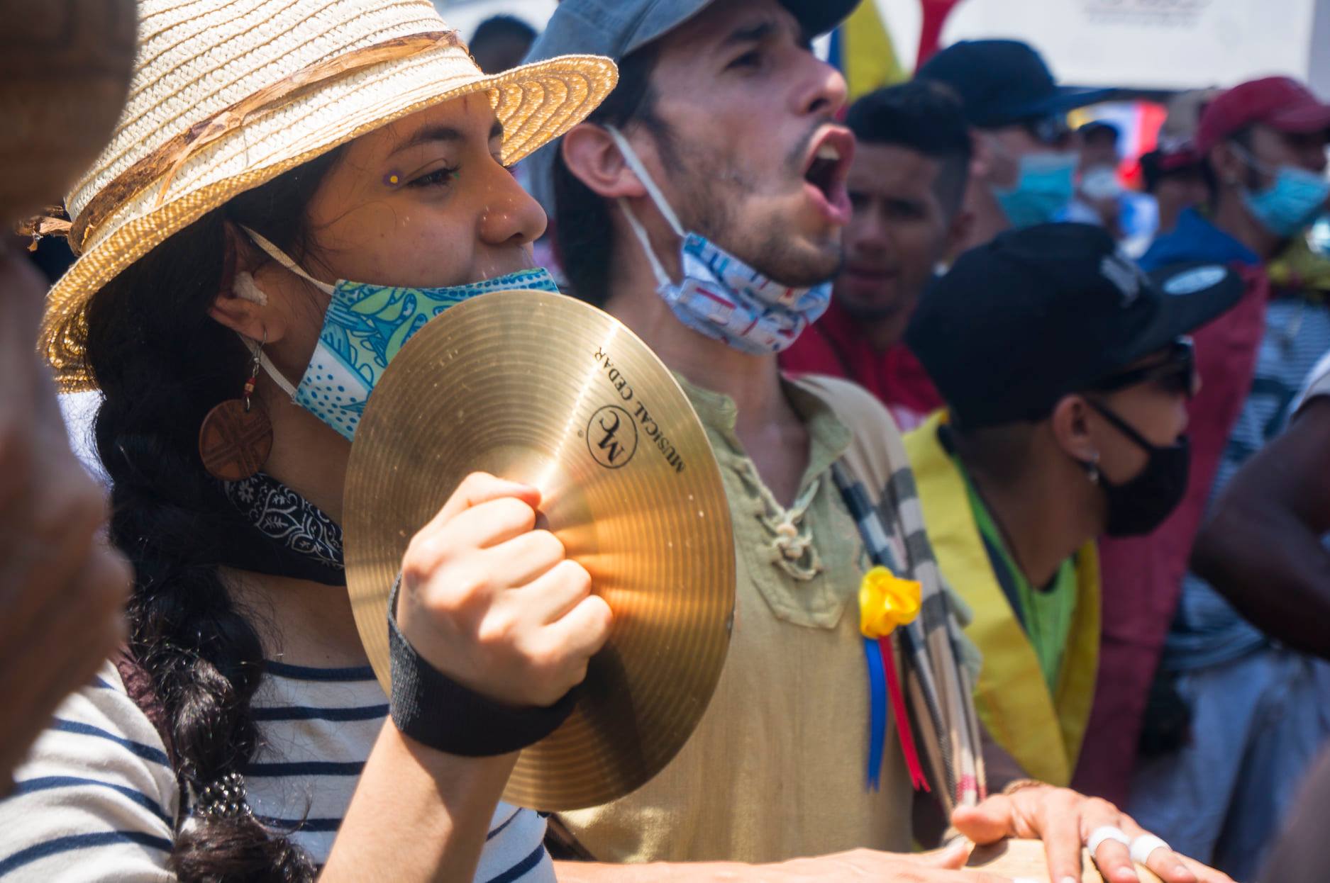 Puede ser una imagen de 4 personas, personas de pie, platillo y al aire libre