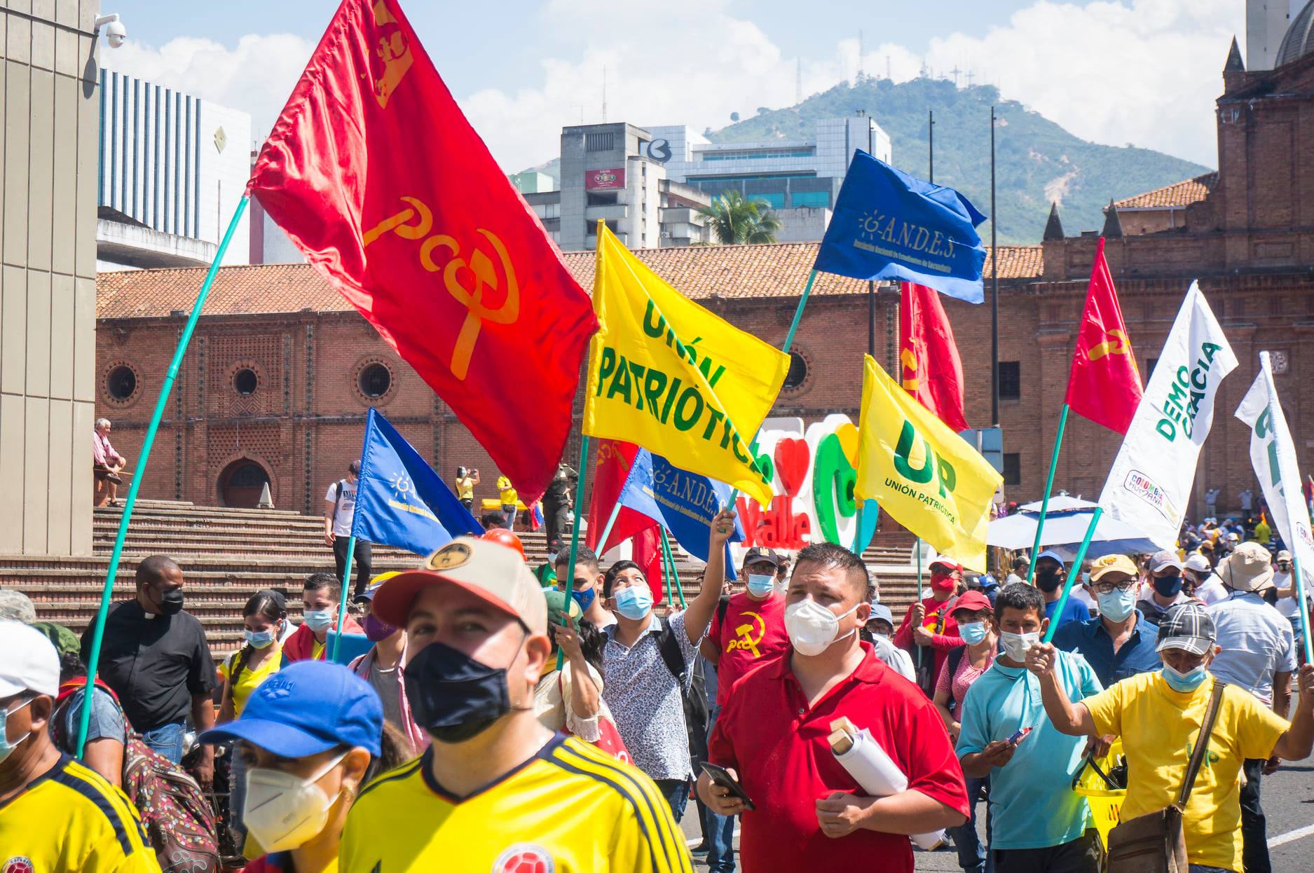 Puede ser una imagen de 1 persona, de pie y al aire libre