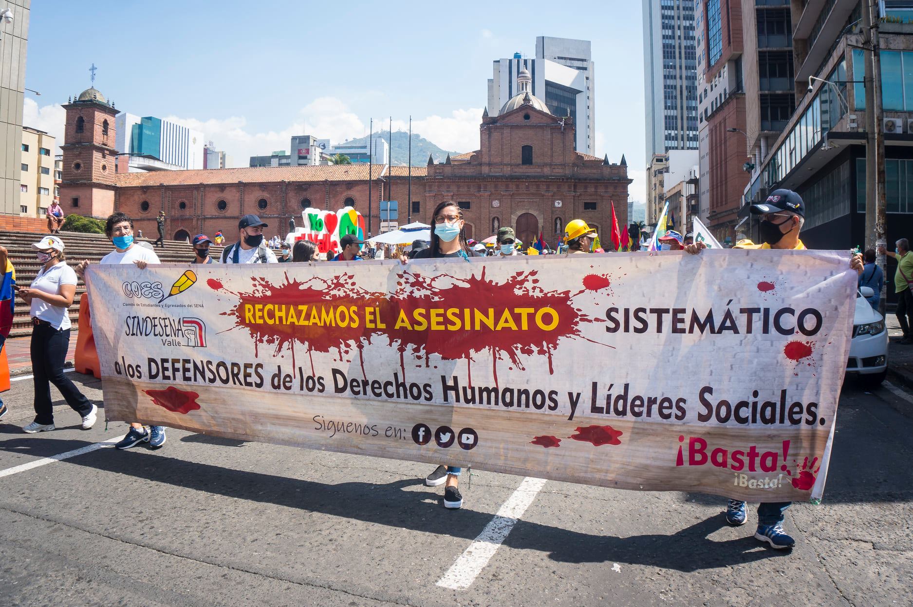 Puede ser una imagen de una o varias personas, al aire libre y texto que dice "RECHAZAMOS EL ASESINATO COES SINDESENA SINDESENA los DEFENSORES de'los Derechos Humanosy L&Atilde;&shy;deres Sociales. Siguenos en: IBasta iBasta! SISTEM&Atilde;TICO"