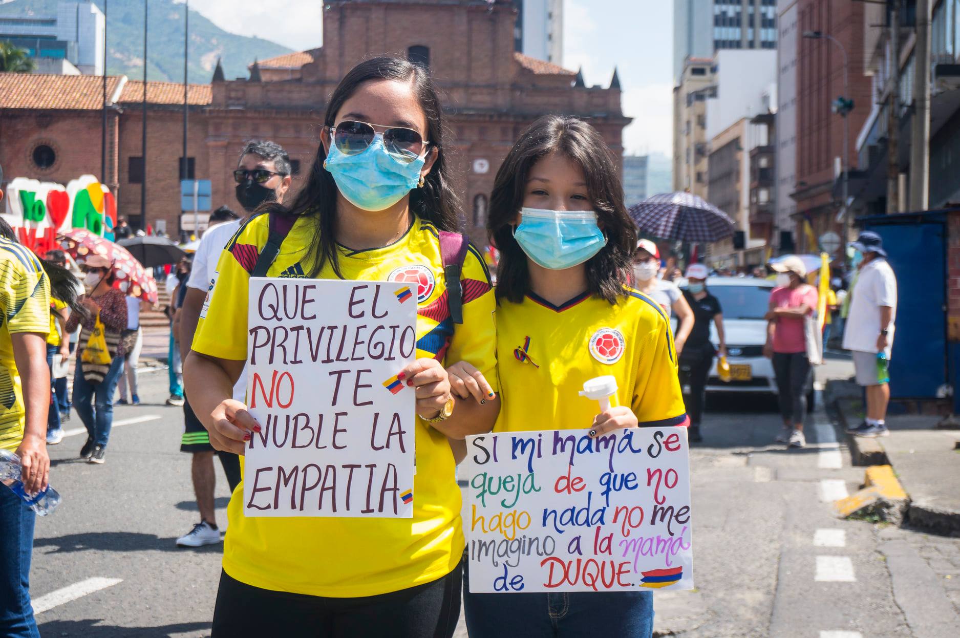 Puede ser una imagen de 2 personas, personas de pie, al aire libre y texto que dice "QUE El PRIVILEGIO NO TE NUBLE LA EMPATIA- SI mi mam&Atilde;&iexcl; se queja de que no hago nada no me Imagino a la mama de DUQUE"