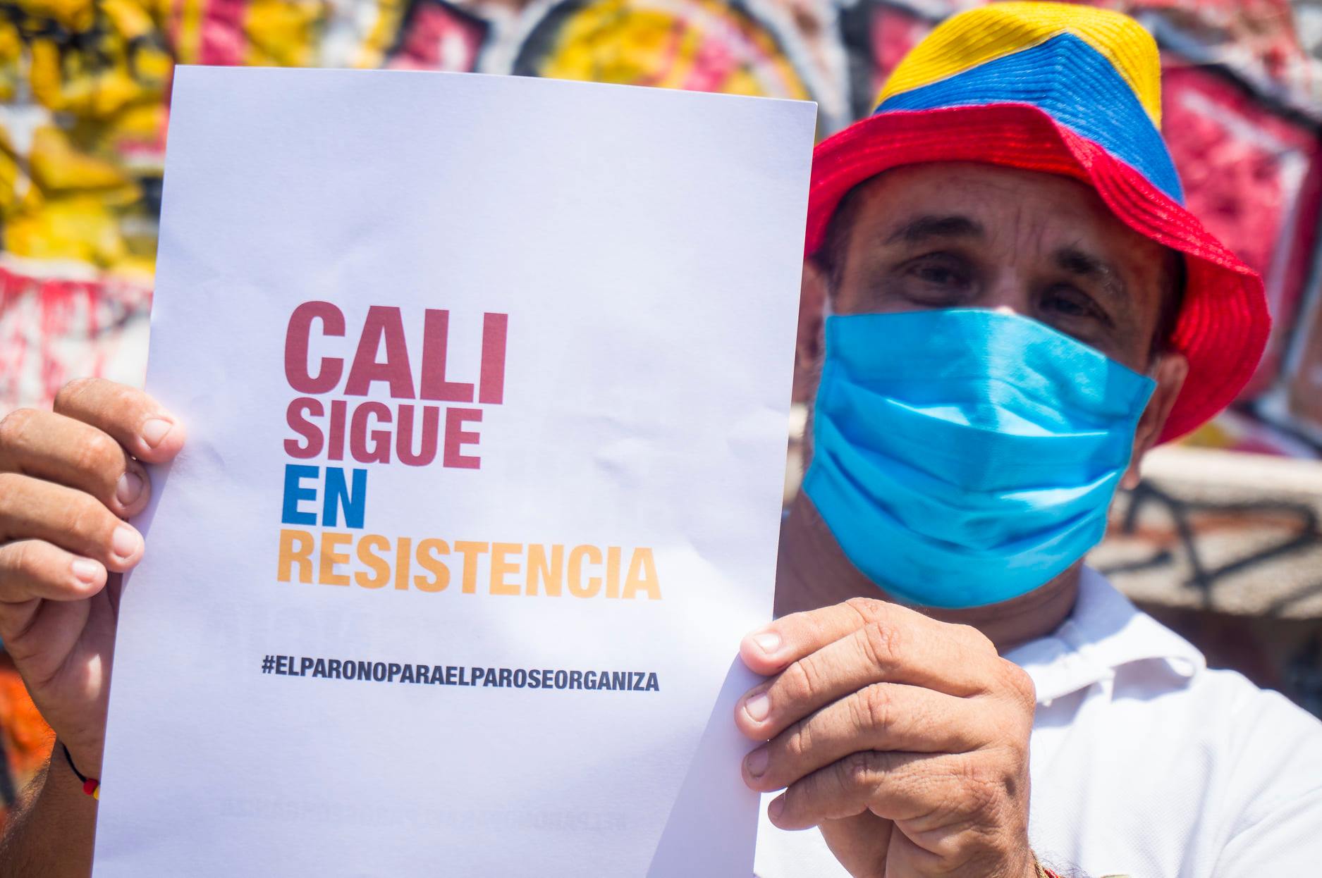 Puede ser una imagen de 1 persona, de pie, al aire libre y texto que dice "CALI SIGUE EN RESISTENCIA #ELPARONOPARAELPAROSEORGANIZA"