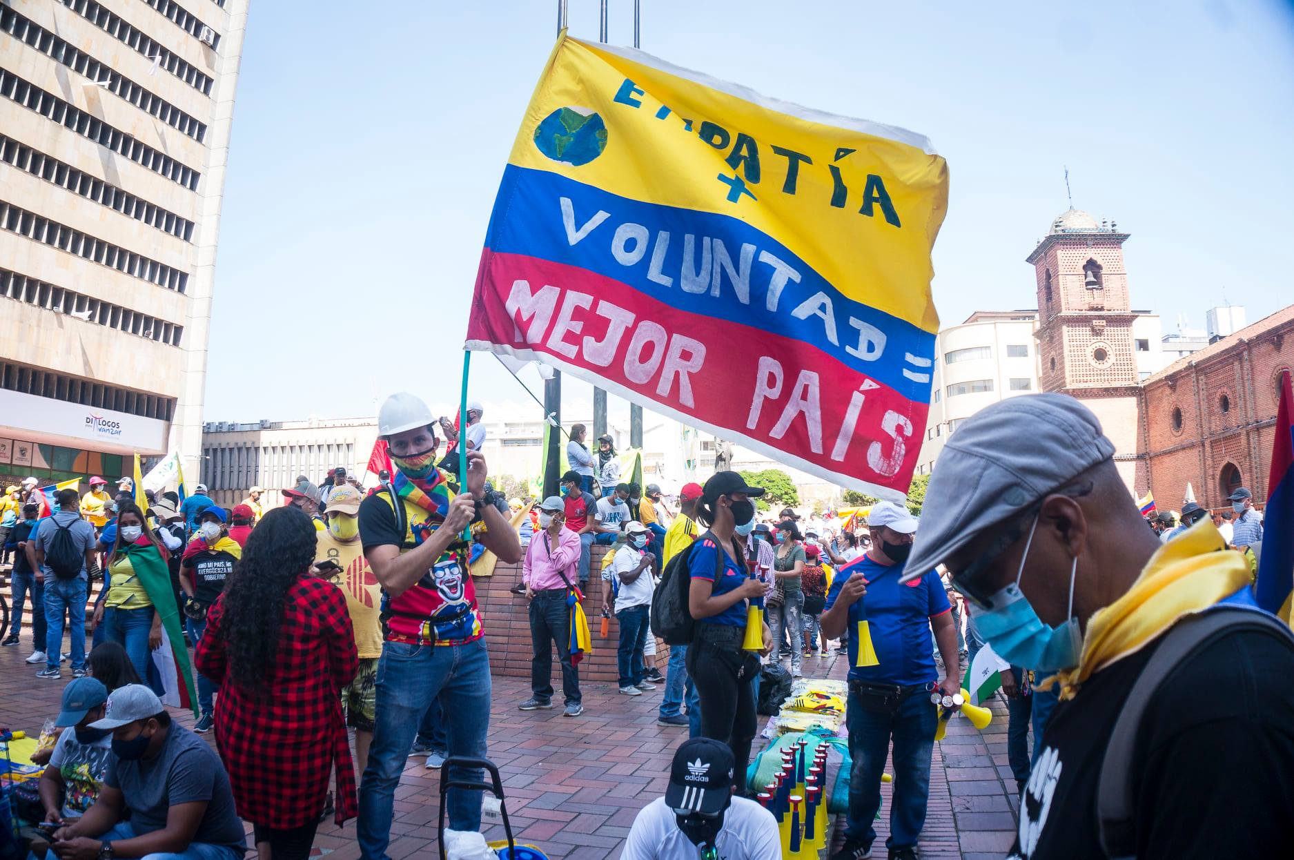 Puede ser una imagen de una o varias personas, personas de pie, al aire libre y multitud