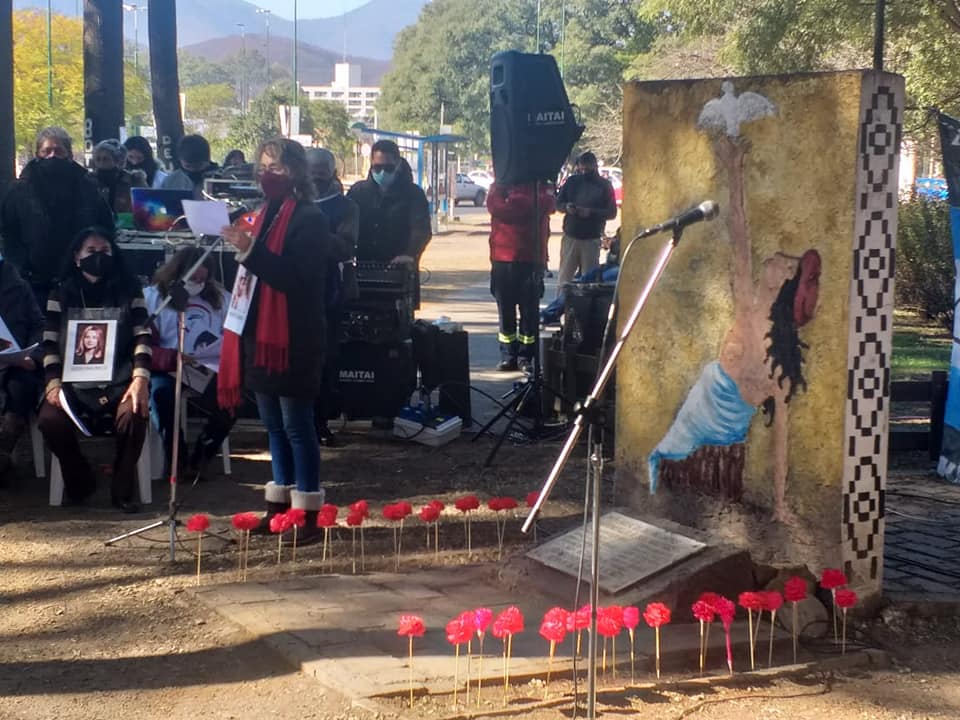 Puede ser una imagen de una persona, de pie e al aire libre