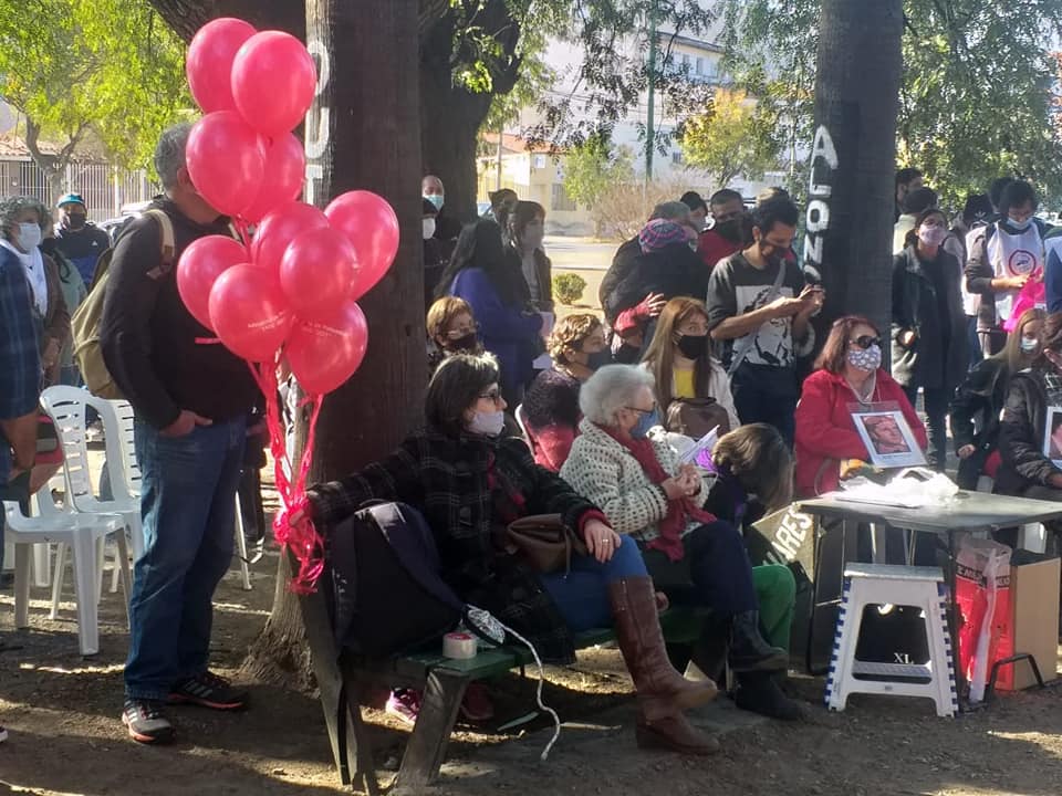 Puede ser una imagen de 3 personas, personas de pie, globo, &aacute;rbol e al aire libre