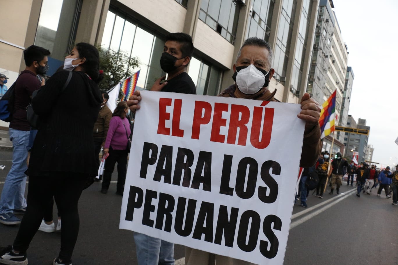 Puede ser una imagen de 2 personas, personas de pie y texto que dice "EL PER&Uacute; PERUANOS PARA"