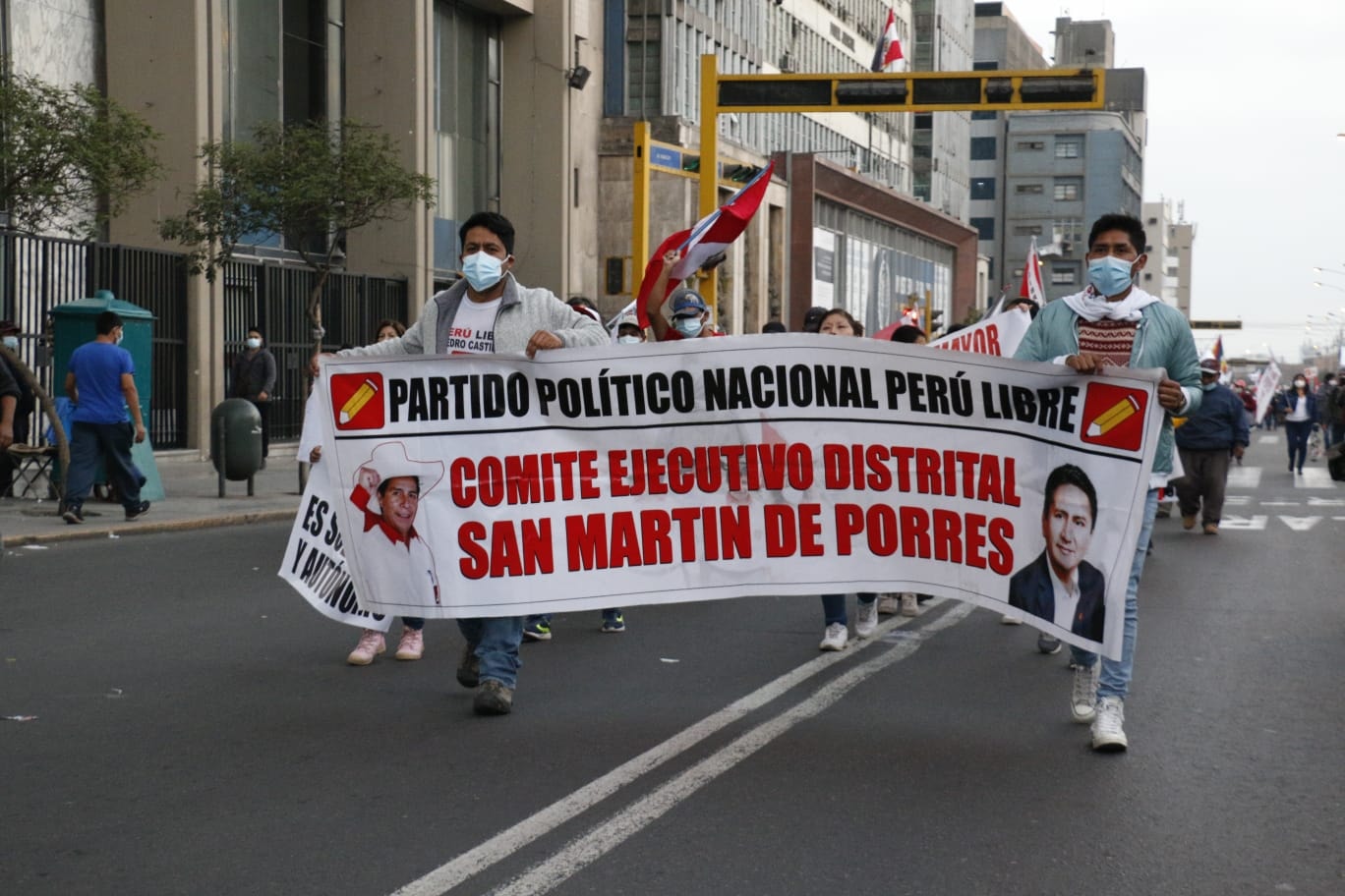 Puede ser una imagen de 4 personas, personas de pie, al aire libre y texto que dice "PARTIDO POL&Iacute;TICO NACIONAL PER&Uacute; LIBRE COMITE EJECUTIVO DISTRITAL SAN MARTIN DE PORRES"