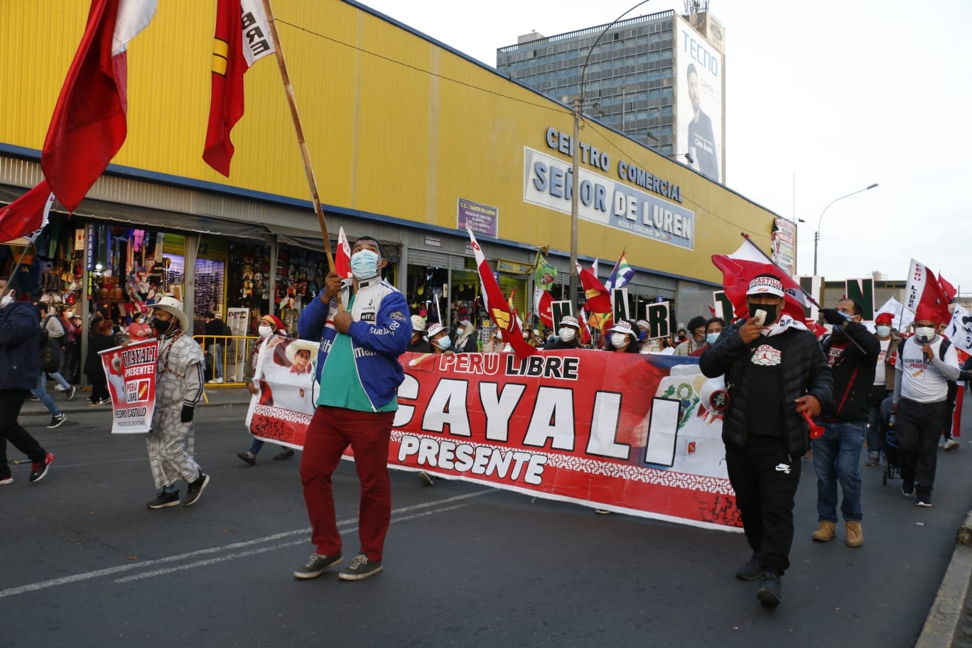 Puede ser una imagen de 1 persona, de pie y al aire libre