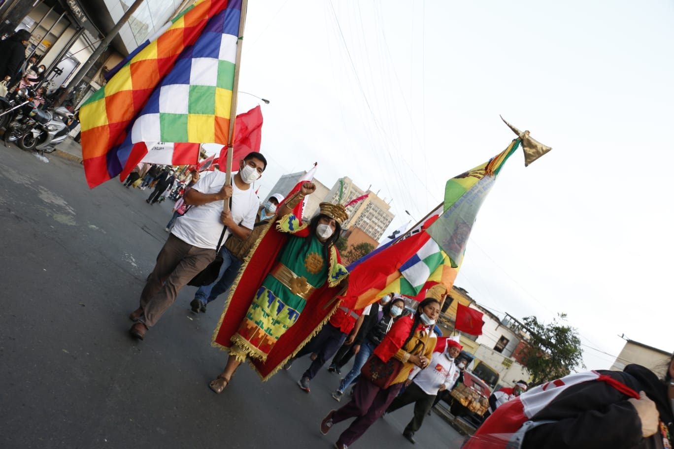 Puede ser una imagen de 3 personas, personas de pie y cielo