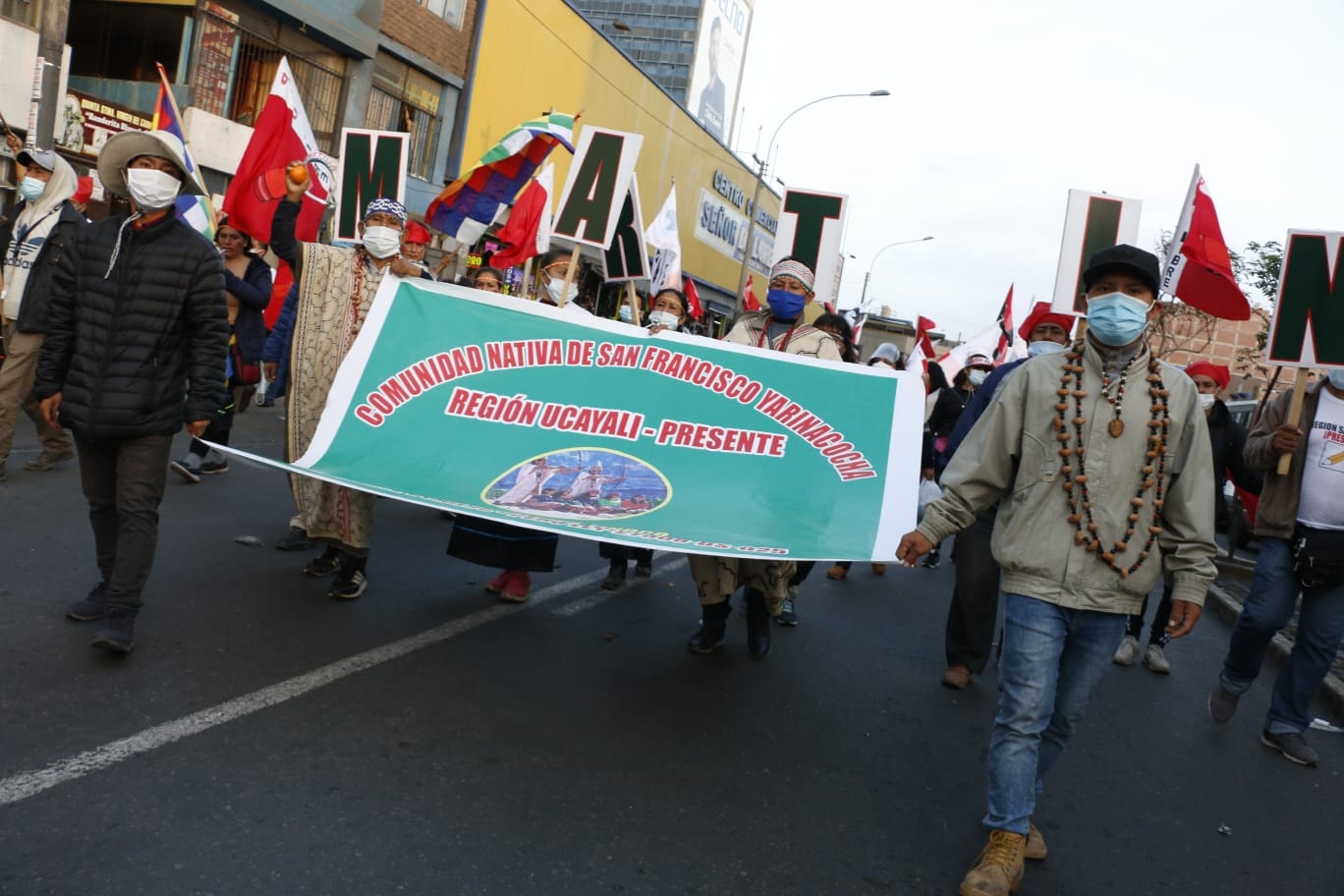 Puede ser una imagen de 1 persona, de pie y carretera