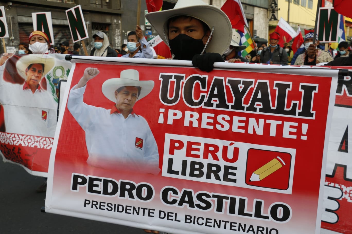 Puede ser una imagen de 3 personas, personas de pie, al aire libre y texto que dice "UCAYALI &iexcl;PRESENTE! PER&Uacute; LIBRE PEDRO PRESIDENTE DEL CASTILLO"