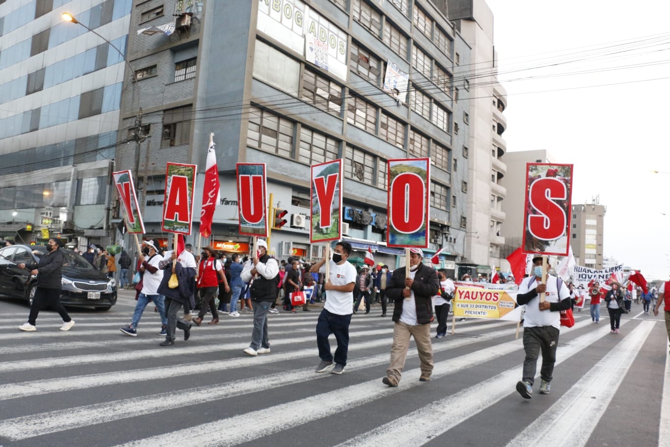 Puede ser una imagen de una o varias personas, personas de pie y calle