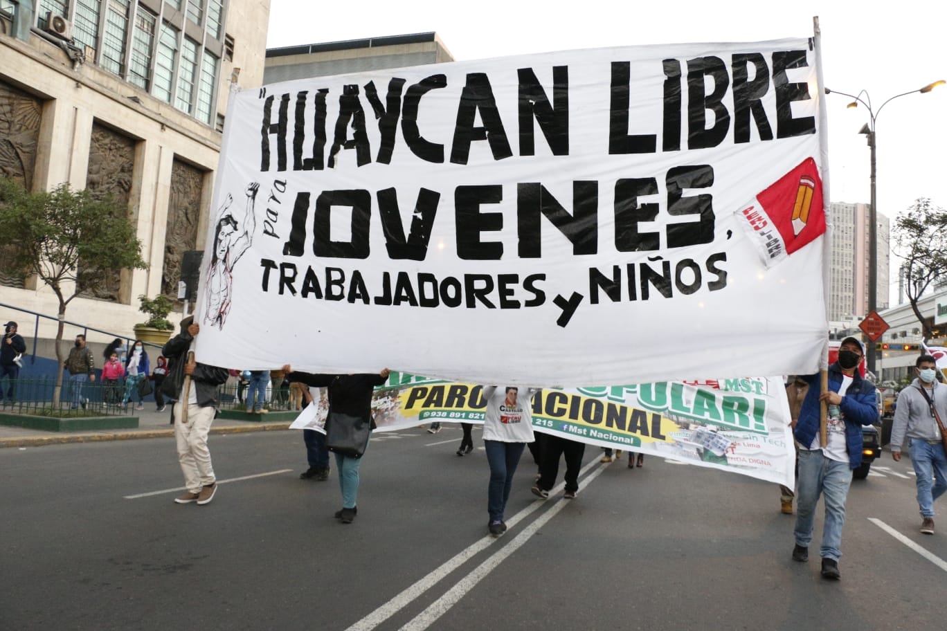 Puede ser una imagen de una o varias personas, personas de pie y al aire libre