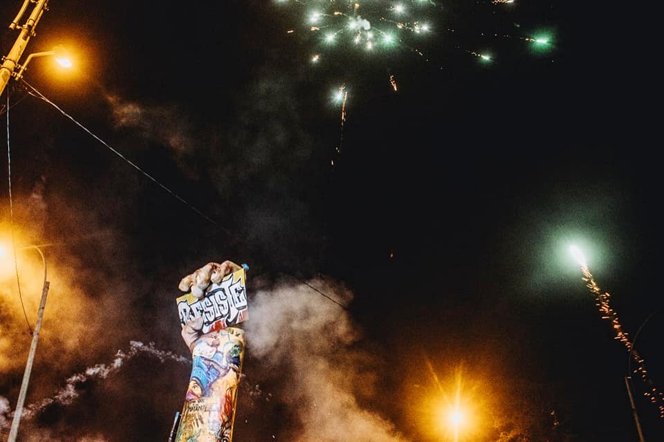 Puede ser una imagen de una o varias personas, personas de pie y fuegos artificiales