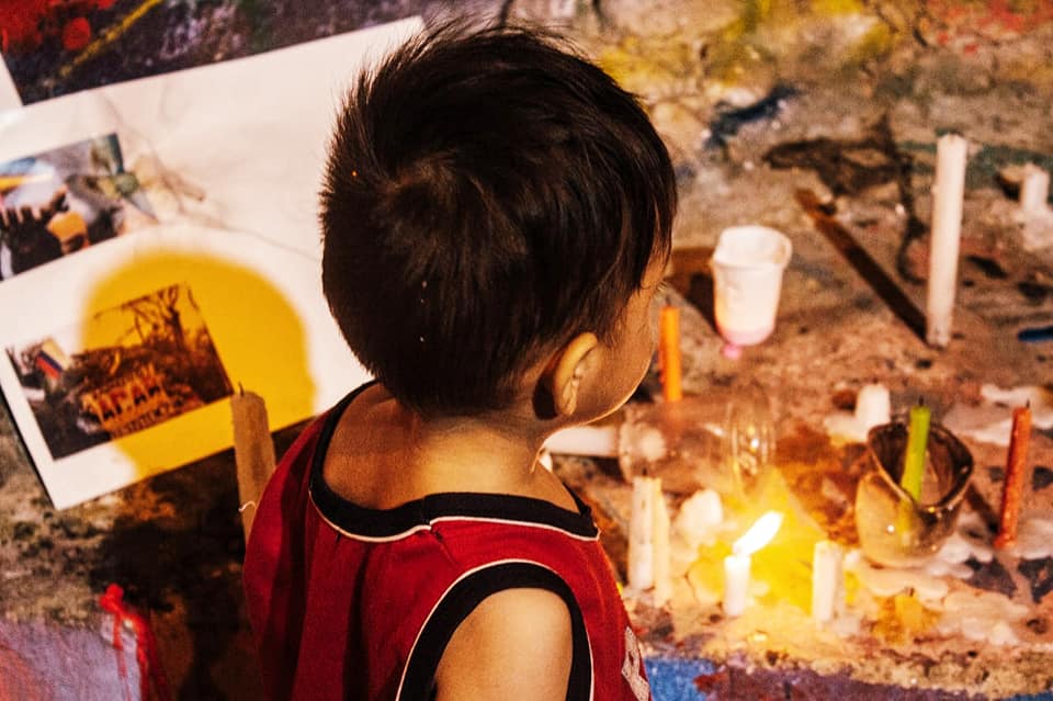 Puede ser una imagen de niños y al aire libre