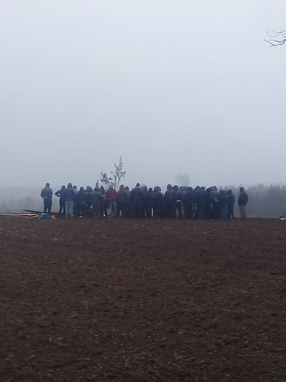 Puede ser una imagen de una o varias personas, personas de pie y al aire libre
