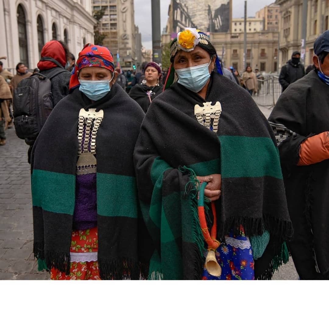 Puede ser una imagen de 3 personas, personas de pie, personas caminando y al aire libre