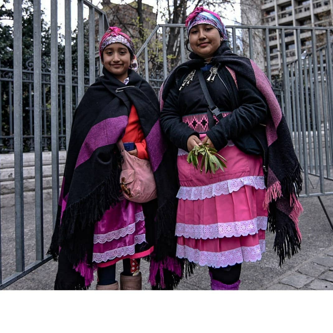 Puede ser una imagen de 1 persona, ni&ntilde;os, de pie y al aire libre