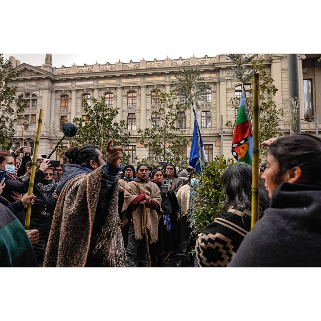 Puede ser una imagen de una o varias personas, personas de pie y al aire libre