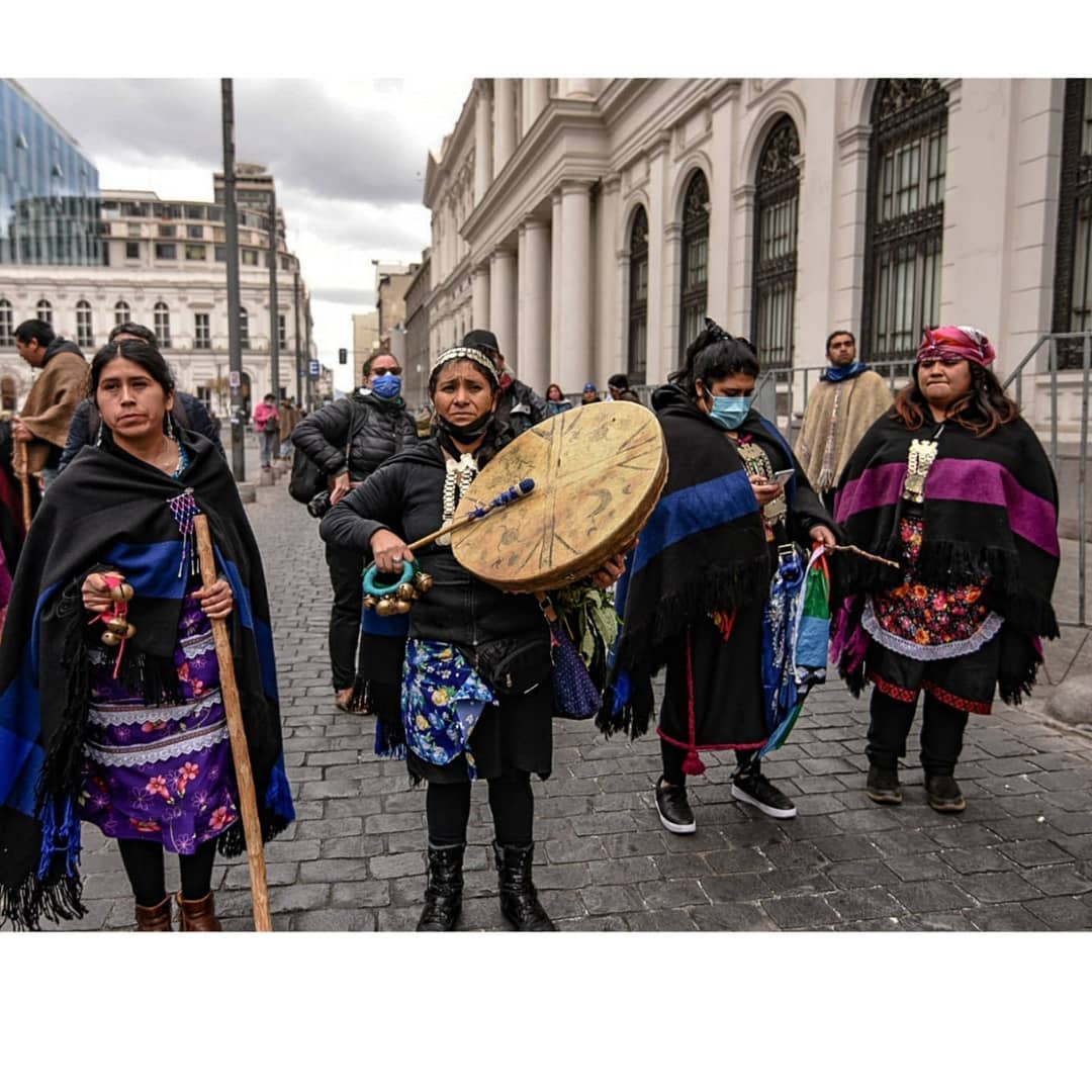 Puede ser una imagen de 3 personas, personas de pie y al aire libre
