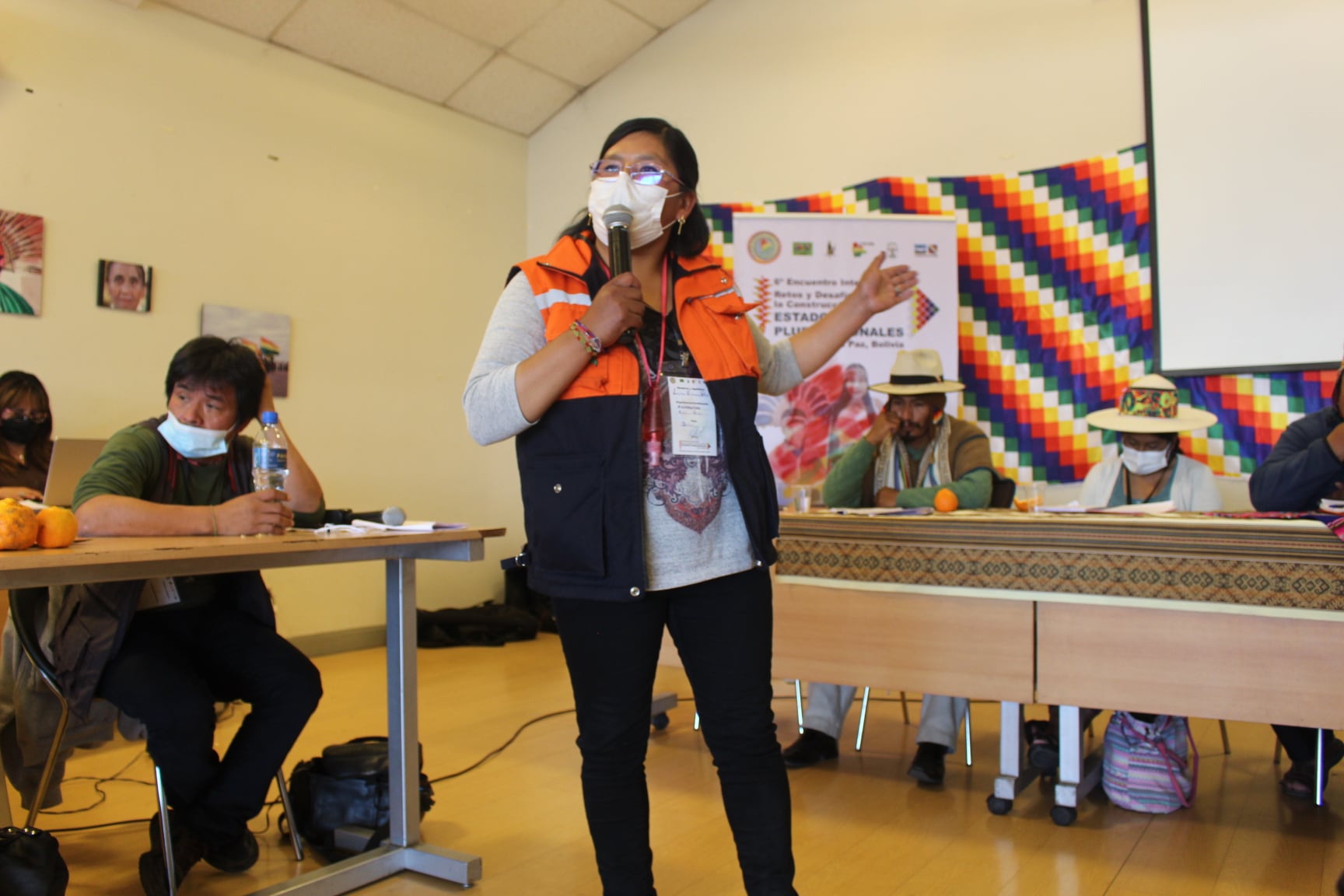 Puede ser una imagen de 3 personas, personas de pie e interior