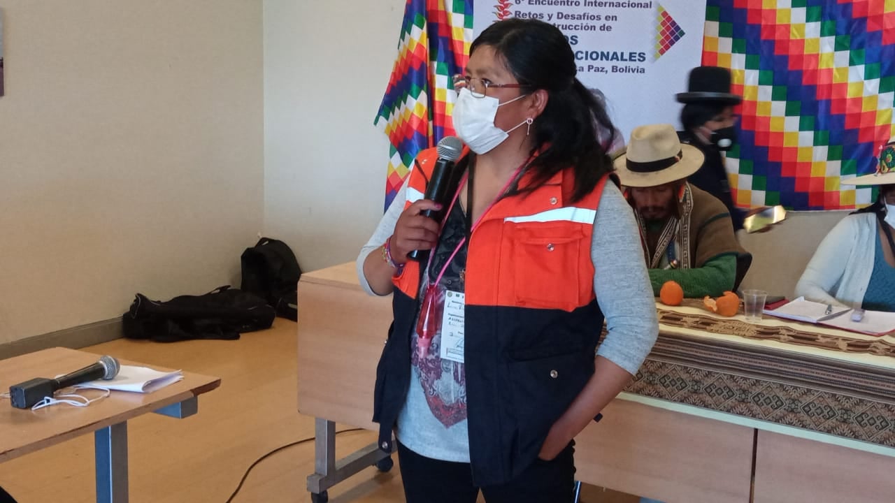 Puede ser una imagen de 2 personas, personas de pie e interior