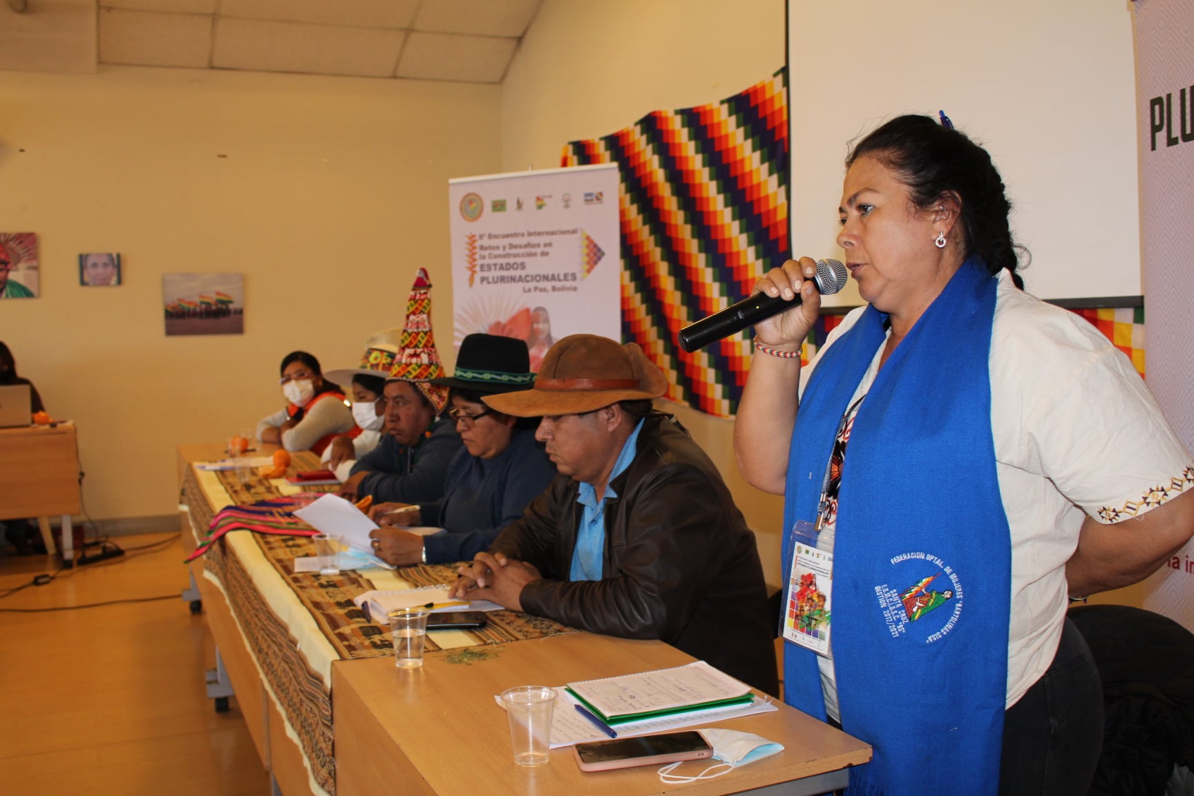 Puede ser una imagen de 5 personas, personas sentadas, personas de pie e interior