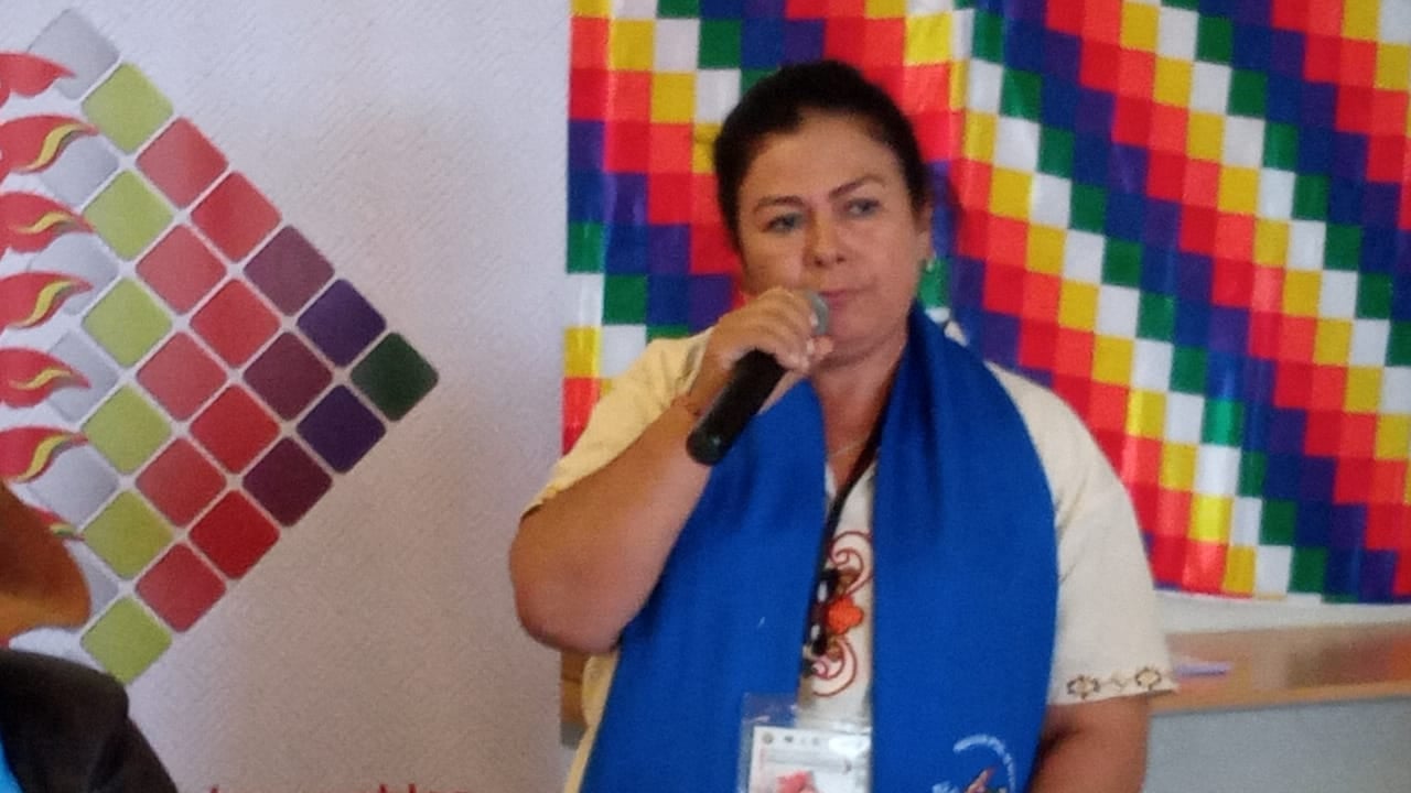 Puede ser una imagen de 1 persona, de pie e interior