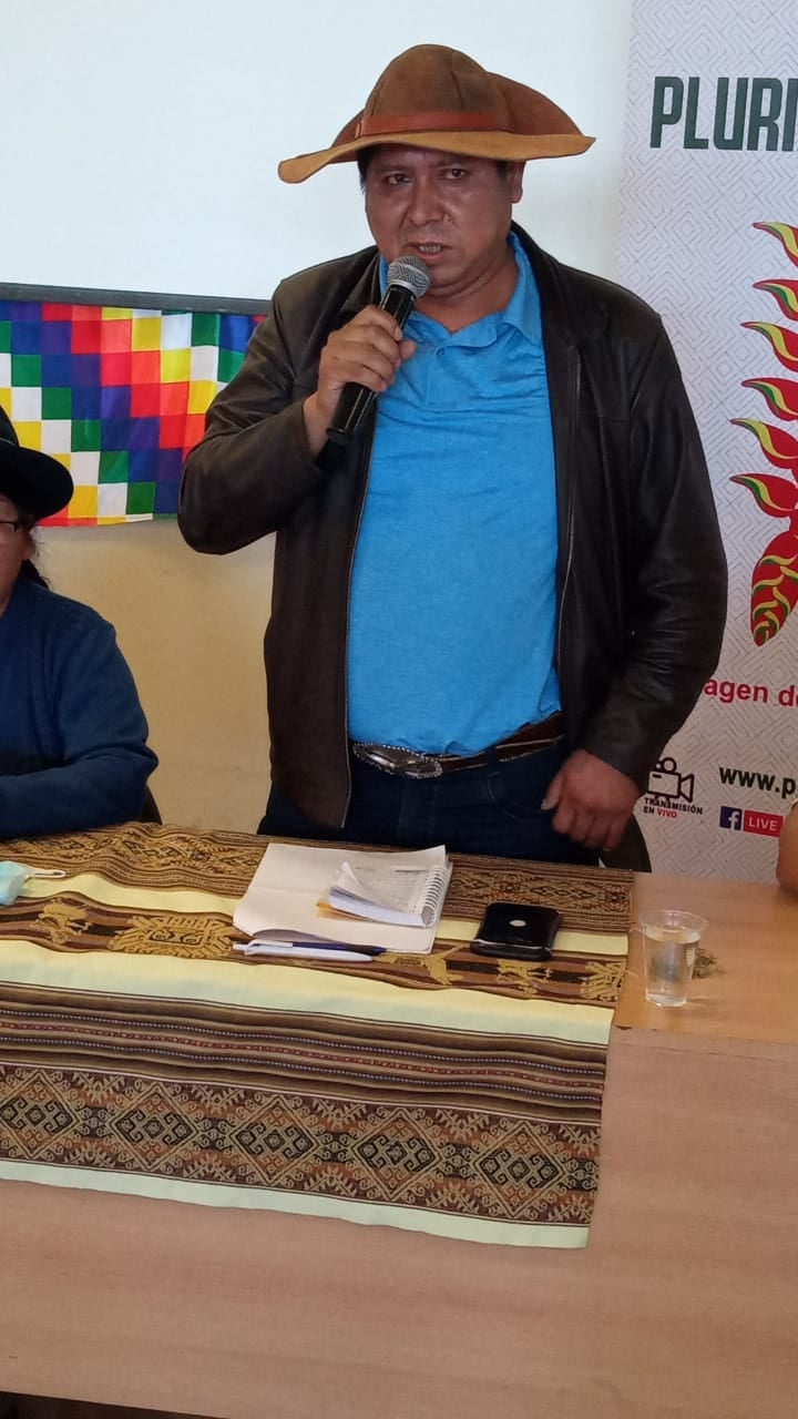 Puede ser una imagen de 1 persona, de pie e interior