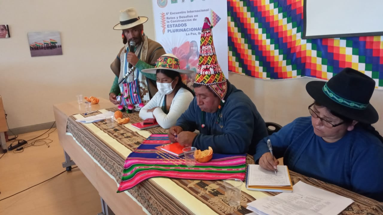 Puede ser una imagen de 3 personas, personas sentadas y personas de pie