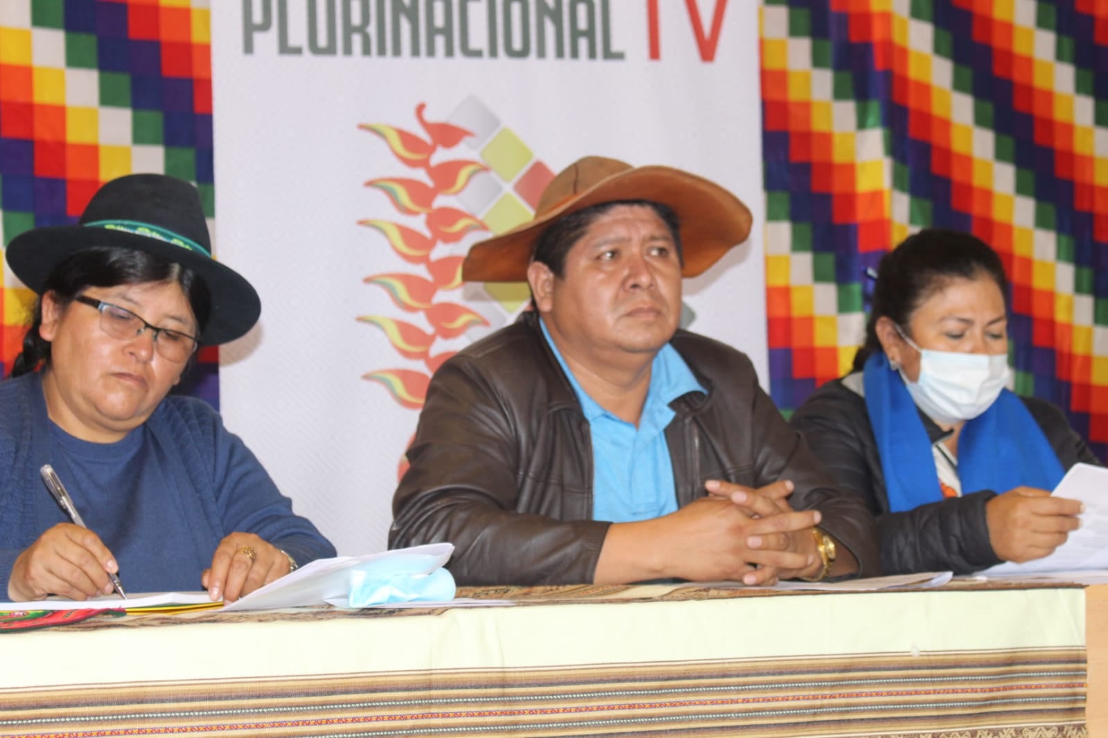 Puede ser una imagen de 3 personas, personas sentadas y personas de pie